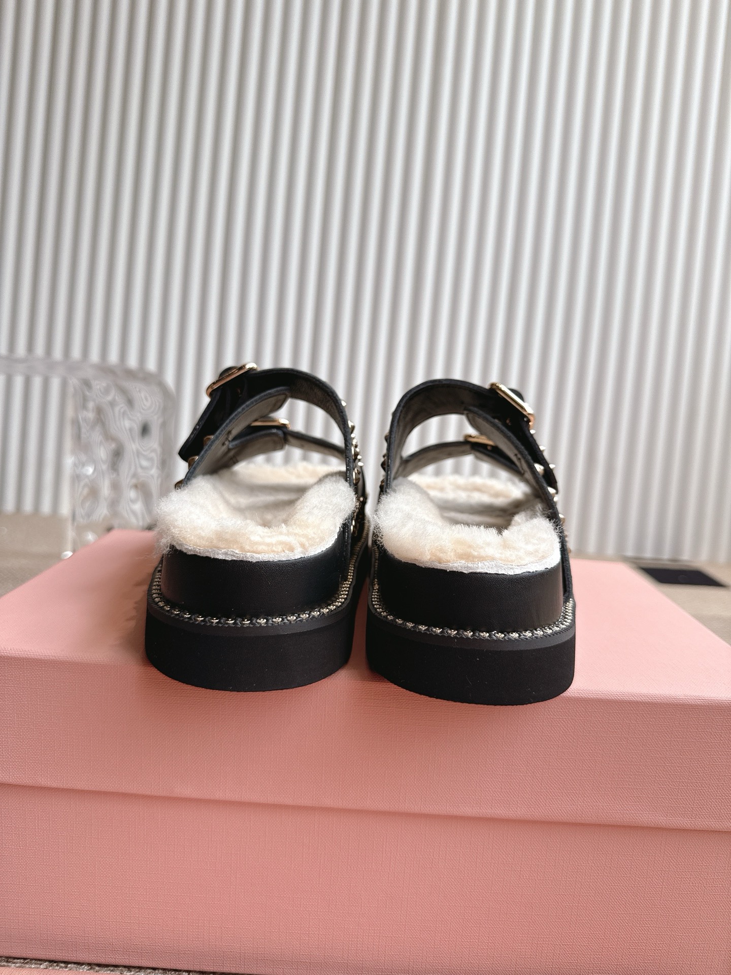 Title: Miu Miu Red Sandal Sandals Summer 2025 Collection Preview Summary: New Miu Miu red sandal sandals with low-shoes for summer 2025, in - 图片 8