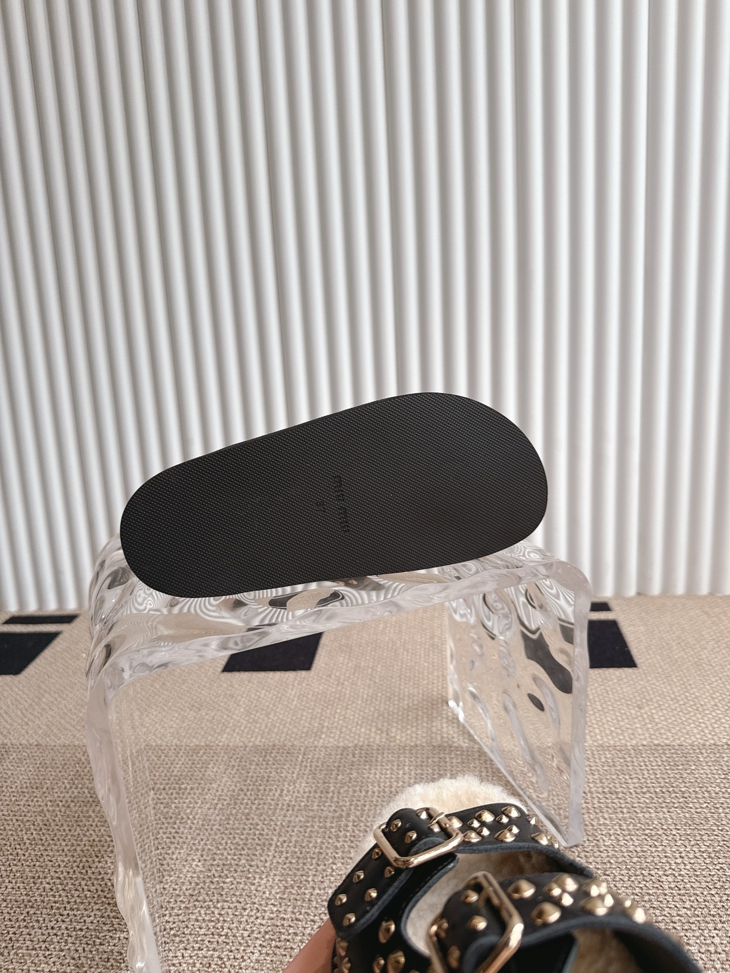 Title: Miu Miu Red Sandal Sandals Summer 2025 Collection Preview Summary: New Miu Miu red sandal sandals with low-shoes for summer 2025, in - 图片 9