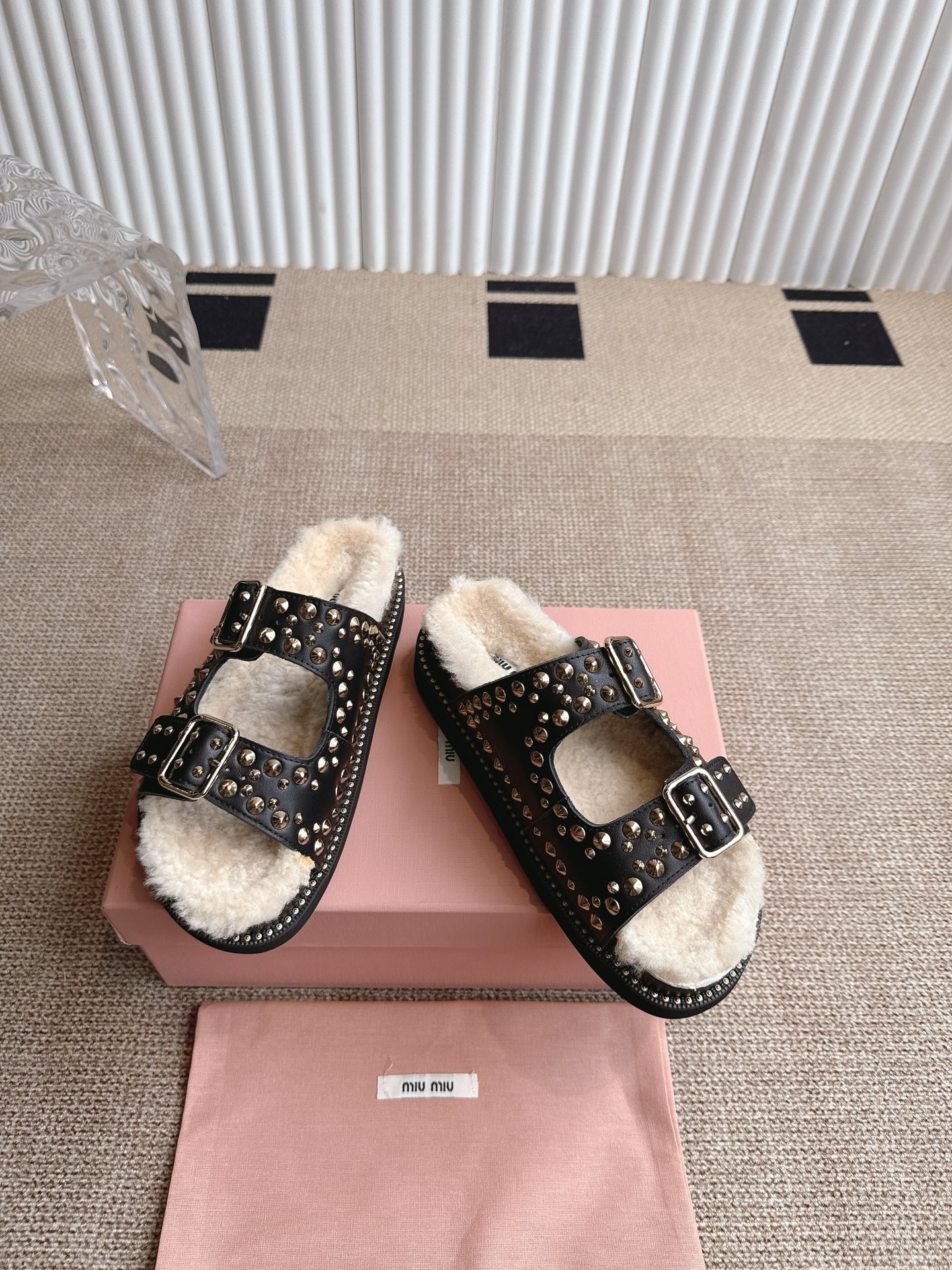 Title: Miu Miu Red Sandal Sandals Summer 2025 Collection Preview Summary: New Miu Miu red sandal sandals with low-shoes for summer 2025, in - 图片 2