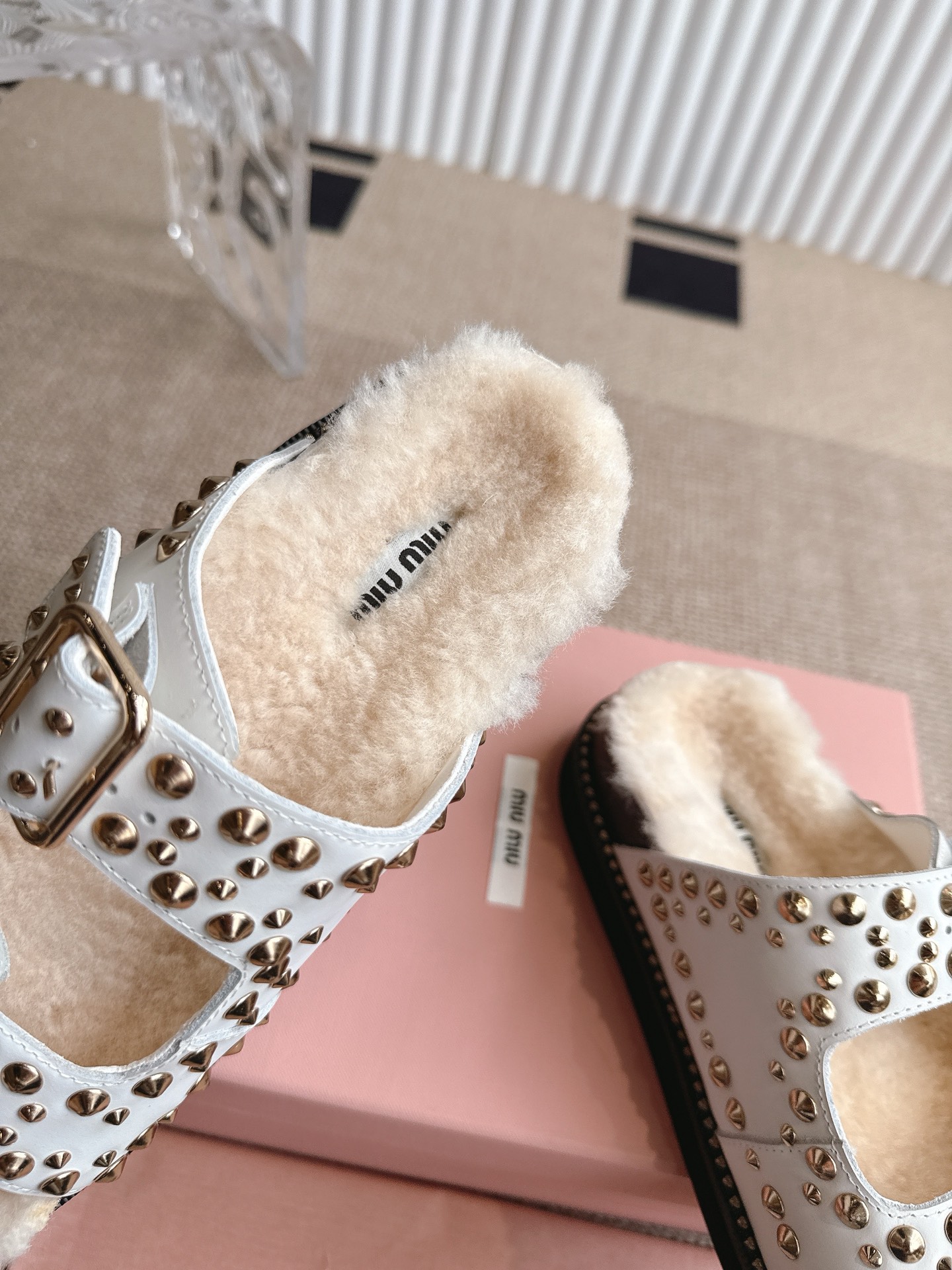 Fashion News: New 2025 Miu Miu Red Sandal Sandals, low-shoe style, sizes 35-40. Stylized and amazing. - 图片 6