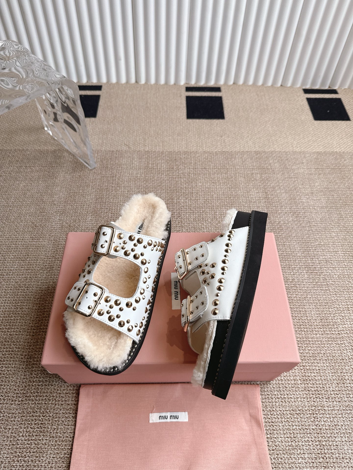 Fashion News: New 2025 Miu Miu Red Sandal Sandals, low-shoe style, sizes 35-40. Stylized and amazing. - 图片 4