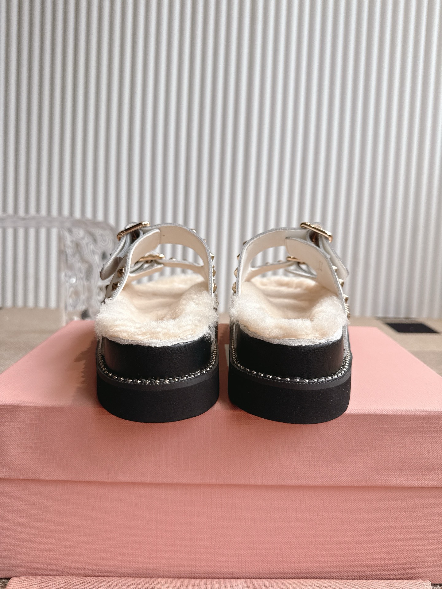 Fashion News: New 2025 Miu Miu Red Sandal Sandals, low-shoe style, sizes 35-40. Stylized and amazing. - 图片 8
