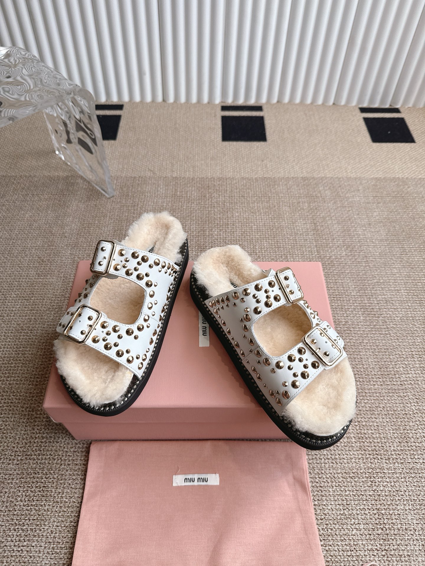 Fashion News: New 2025 Miu Miu Red Sandal Sandals, low-shoe style, sizes 35-40. Stylized and amazing. - 图片 2