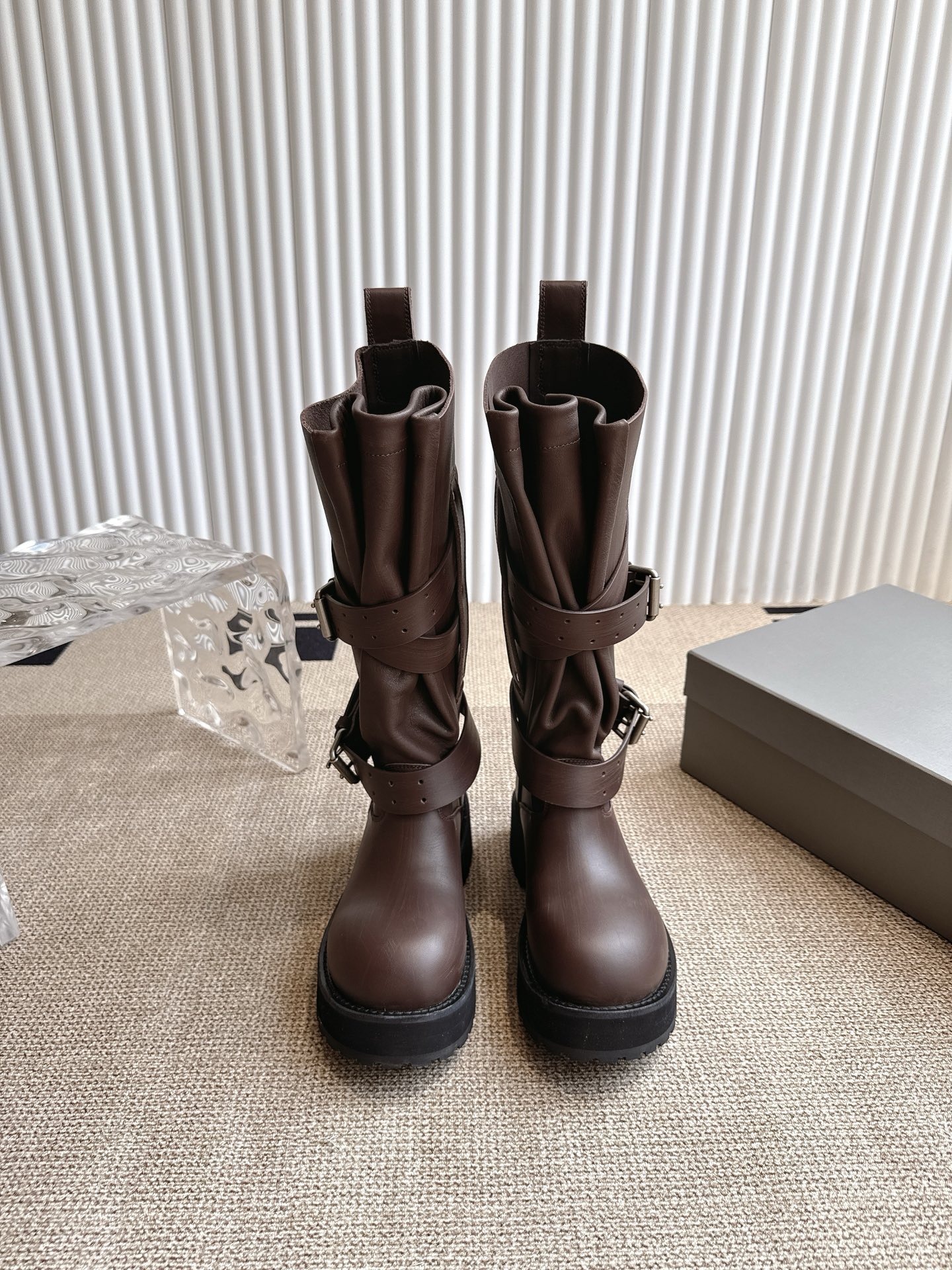 NO:464695,Men's Balenciaga 25FWVenom couple's high boots Mid boots This is unique in design, with straps and belt elements as highlights. It not only firmly fits the boots to the feet, but also adjusts elasticity as you like. In terms of details, the brand's iconic old hardware runs through the whole time, cleverly creates a retro wear effect, highlighting a personality attitude and a thick toothed rubber sole. It not only ensures the comfort of wearing, but also strengthens the overall sense of fashion and awareness of Venom high boots are undoubtedly a fashion item that cannot be missed this season. It will add a unique charm to the outfits of fashion enthusiasts and lead a new round of trendy style. The boot barrel height is 370mm, the upper top layer cowhides the cowhide, the inner water dyed cowhide, the sole height is 5CM, the original molded leather edge combination outsole Size 35-45, boots, balenciaga, balenciaga, boots, cowhide19860909男 Balenciaga巴黎世家25FWVenom情侣款高筒靴 中筒靴  这款在设计上独具匠心 以绑带与皮带元素作为亮点 不仅能将靴子稳固贴合于足部 更可随心调节松紧 在细节处理上 品牌标志性的做旧五金件贯穿始终 巧妙营造出复古磨损效果,彰显个性态度搭配厚实的齿状橡胶鞋底 既保证了穿着的舒适度,又强化了整体的时尚感与辦识度Venom高筒靴无疑是本季不容错过的时尚单品,它将为时尚爱好者们的穿搭增添别样魅力,引领新一轮的潮流风尚 靴筒高度370mm 鞋面头层牛皮做旧处理 内里水染牛皮 大底高度5CM 原版开模真皮沿条组合大底 Size 35-45,靴子,balenciaga,balenciaga,boots,cowhide,Women's Shoes