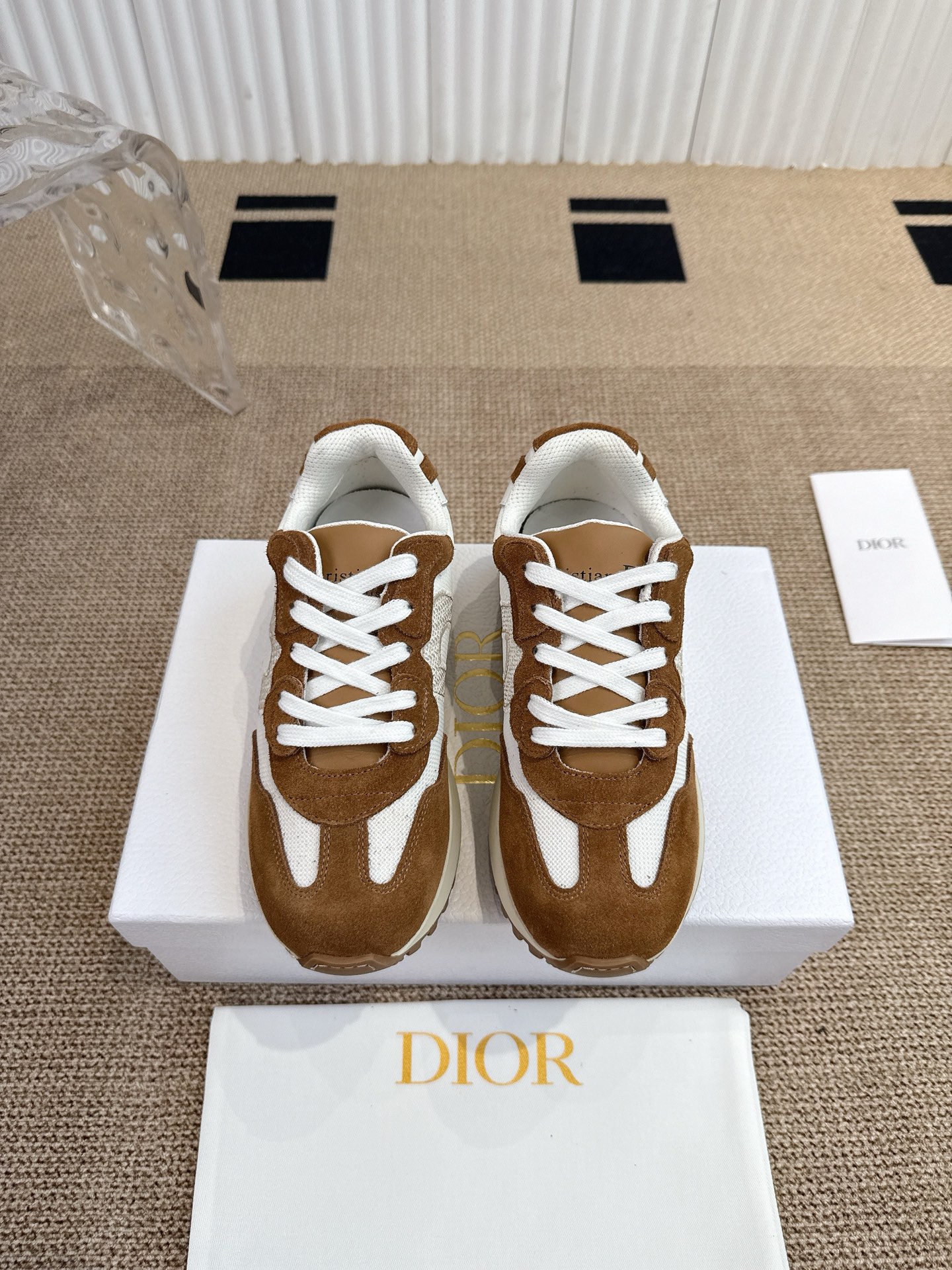 NO:464688,Dior C'est 25 spring and summer new casual sneakers 'Made of cowhide leather and mesh fabric, light and breathable. The CD letters on the sides are very Dior-definition, and the sporty style design blends the details of the tassels and adds a hint of elegance. The original upper fabric, sole original outsole, size 35-46 (39.40 order note for men and women, 45.46 customization, no return or replacement), casual shoes/sports, dior, dior, sneakers, cowhide19860909Dior C'est迪奥 25春夏全新休闲运动鞋  ‘以牛皮革和网眼织物制作,轻盈透气.侧边的CD字母非常有Dior辩识度,运动风设计融合流苏细节也增添了一丝优雅气质 鞋面原版面料 鞋底原版大底 尺码35-46(39.40下单备注男女,45.46定制不退不换）,休闲鞋/运动鞋,dior,dior,sneakers,cowhide,Women's Shoes