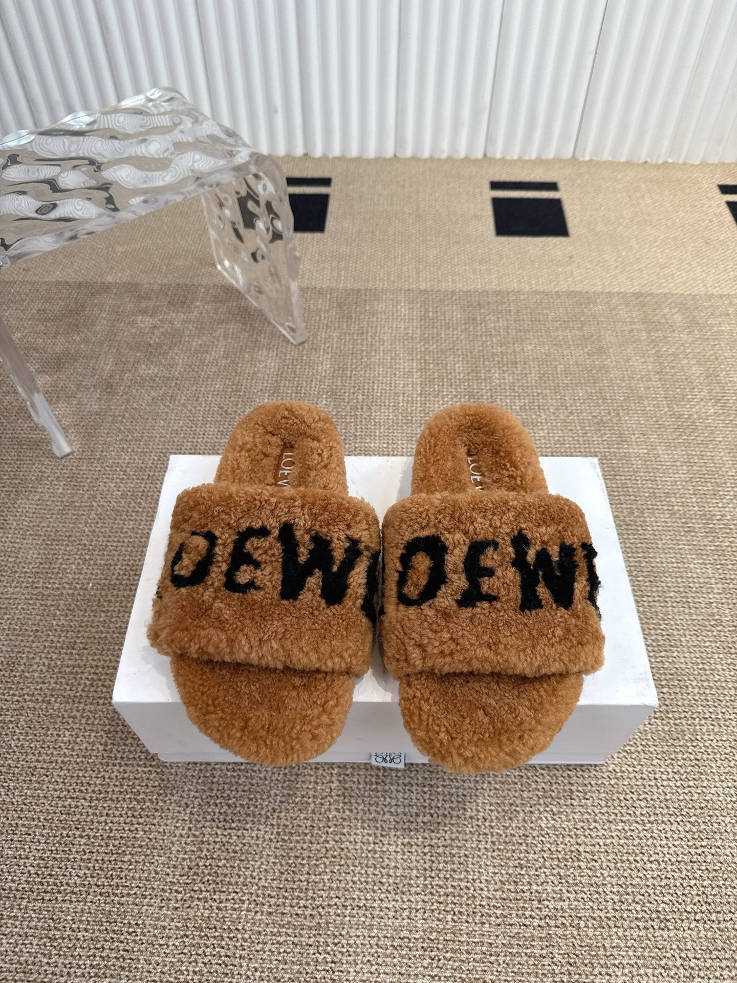 NO:464675,LOEWE Classic Autumn and Winter Letter Fur Slippers There are so many beautiful shoes in this season. This wool drag really makes me unable to extricate myself. It's so cute~ The furry wool is made of European imported A-grade wool. We are the same as the original. All of them use pure wool and don't have any artificial wool!  For the bottom, we chose the same TPU material as the original version. The negative film is wear-resistant and non-slip!  !  Size 35-40 (41) Custom made, fur shoes and slippers, loewe, loewe, slippers19860909LOEWE罗意威经典秋冬字母毛毛拖鞋 这季节美鞋太多这款毛拖 真的是让我无法自拔真太可爱了～ 毛茸茸的羊毛是选用欧洲进口A级羊毛 我们做到与原版一致满鞋 全部采用纯羊毛一点人造毛的成分都没有！ 大底我们选用的是与原版一样的TPU材质 底片耐磨防滑！！ 码数35-40（41）定做,毛毛鞋拖鞋,loewe,loewe,slippers,Women's Shoes