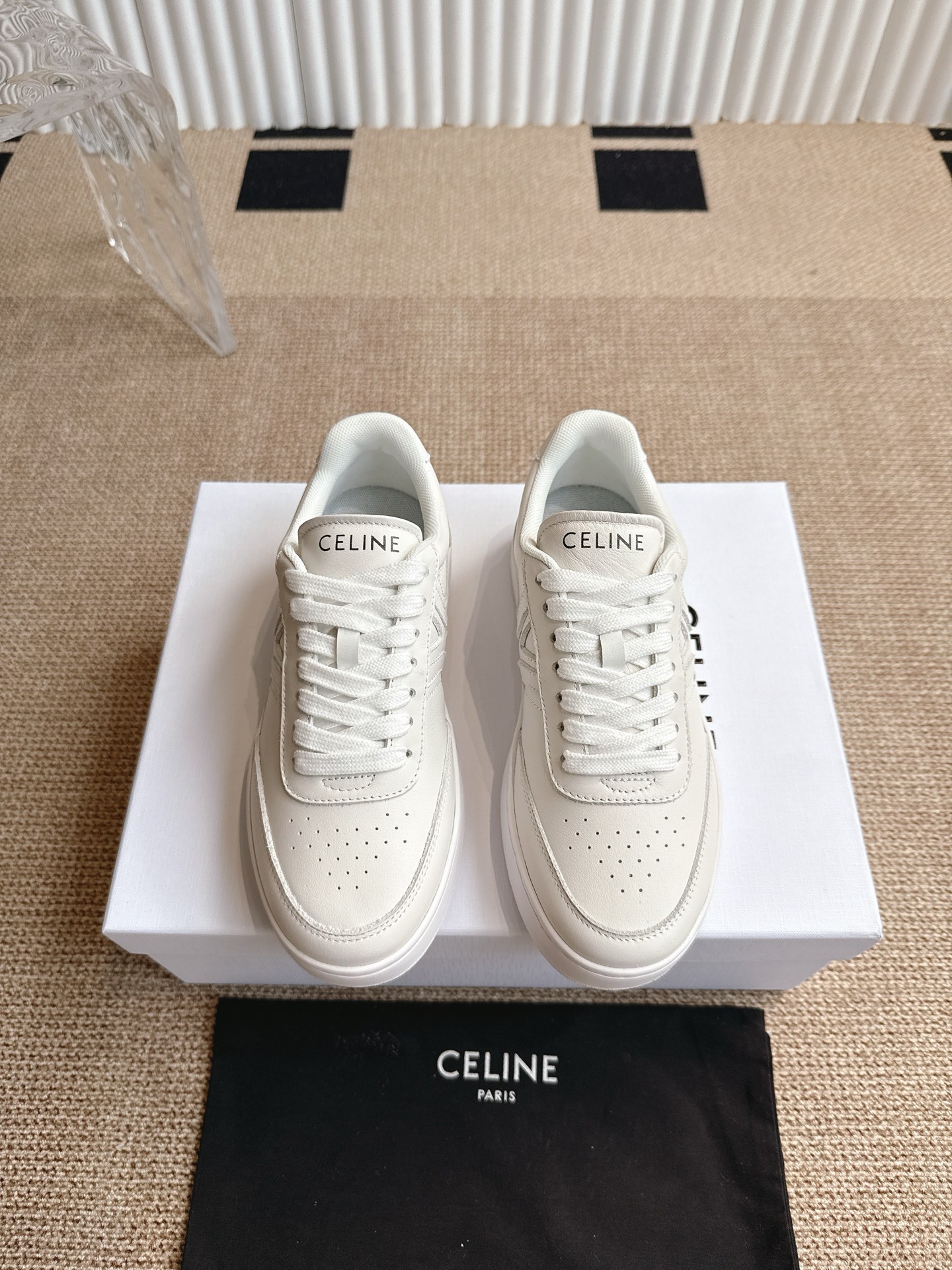 NO:464715,Celine 25 autumn and winter new classic thick-soled casual white shoes are one of the most popular items!  Liu Wen Yang Mi Lisa is the same style, gorgeous and practical, and its texture is in line with the seemingly contradictory style of casual and gorgeousness. The leather parts and accessories are all based on luxury, from leather bags to pragmatism. This pair of casual, street-like feels like a pair of small white shoes are always missing in the shoe cabinet, and this small white shoes are the best choice this year. Unlike the streets, CELIN@ small white shoes have its own unique design. The leather upper is very easy to manage, unique and unique. The LOGO on the side and heel makes it simple and uneven, a perfect pair of small white shoes~ Size: 35-40 (40.41 custom-made non-return and exchange), casual shoes/sports shoes, celine, celine, sneakers19860909Celine 赛琳25秋冬新品经典厚底休闲小白鞋最火单品之一！刘雯 杨幂 lisa同款,华丽又实用,本身的质感符合休闲华丽这个看似矛盾的风格,而其皮件及配件从皮包,到都在奢华的基础上突出实用主义.这双休闲,充满街头感的一双,鞋柜里永远都缺一双小白鞋,而今年这款小白鞋是不二之选.与烂大街的不同,CELIN@小白鞋有它自己独特的设计,皮革鞋面非常好打理,独出心裁,别具一格,侧面与后跟的LOGO让他简单又不失调性,完美的一双小白鞋~ 码数:35-40（40.41定做不退换）,休闲鞋/运动鞋,celine,celine,sneakers,Women's Shoes