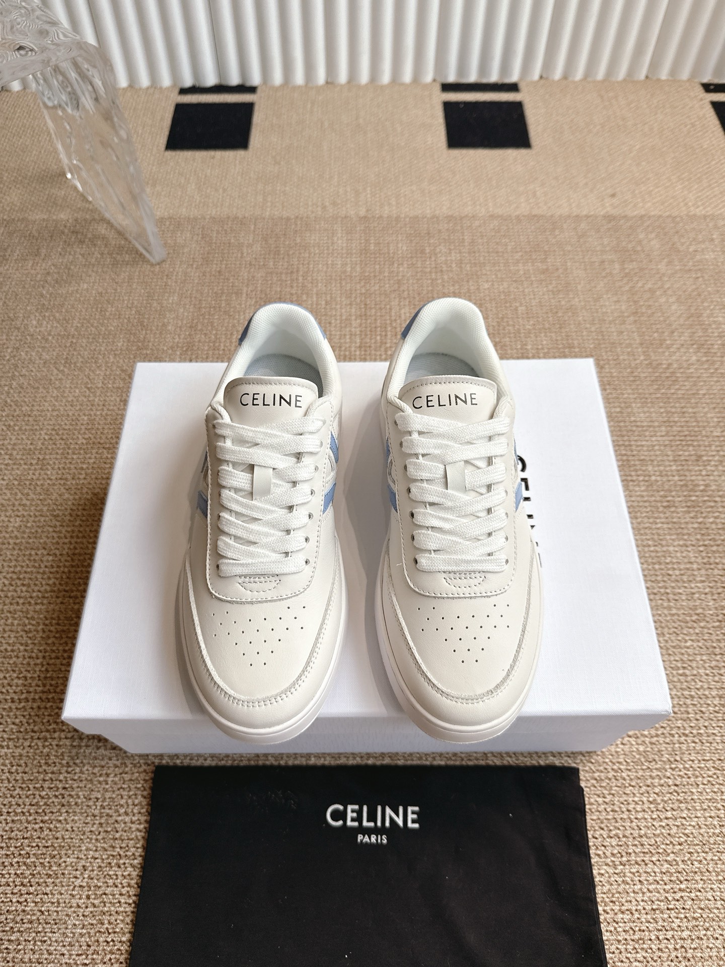 NO:464722,Celine 25 autumn and winter new classic thick-soled casual white shoes, one of the most popular items!  Liu Wen Yang Mi Lisa is the same style, gorgeous and practical, and its texture is in line with the seemingly contradictory style of casual and gorgeousness. The leather parts and accessories are all based on luxury, from leather bags to luxury. This pair of casual, street-like feels, always lacks a pair of small white shoes in the shoe cabinet, and this small white shoes are the best choice this year. Unlike the streets, CELIN@ small white shoes have its own unique design. The leather upper is very easy to manage, unique and unique. The LOGO on the side and heel makes it simple and uneven, a perfect pair of small white shoes~ Size: 35-40 (40.41 custom-made non-return and exchange), casual shoes/sports shoes, celine, celine, sneakers19860909Celine 赛琳25秋冬新品经典厚底休闲小白鞋  最火单品之一！刘雯 杨幂 lisa同款,华丽又实用,本身的质感符合休闲华丽这个看似矛盾的风格,而其皮件及配件从皮包,到都在奢华的基础上突出实用主义.这双休闲,充满街头感的一双,鞋柜里永远都缺一双小白鞋,而今年这款小白鞋是不二之选.与烂大街的不同,CELIN@小白鞋有它自己独特的设计,皮革鞋面非常好打理,独出心裁,别具一格,侧面与后跟的LOGO让他简单又不失调性,完美的一双小白鞋~ 码数:35-40（40.41定做不退换）,休闲鞋/运动鞋,celine,celine,sneakers,Women's Shoes