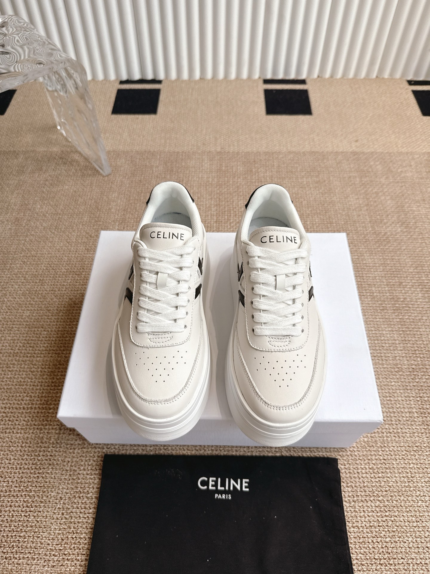 NO:464729,Celine 25 autumn and winter new classic thick-soled casual white shoes, one of the most popular items!  Liu Wen Yang Mi Lisa is the same style, gorgeous and practical, and its texture is in line with the seemingly contradictory style of casual and gorgeousness. The leather parts and accessories are all based on luxury, from leather bags to pragmatism. This pair of casual, street-like feels like a pair of small white shoes are always missing in the shoe cabinet, and this small white shoes are the best choice this year. Unlike the streets, CELIN@ small white shoes have its own unique design. The leather upper is very easy to manage, unique and unique. The LOGO on the side and heel makes it simple and uneven, a perfect pair of small white shoes~ Size: 35-40 (40.41 custom-made non-return and exchange), casual shoes/sports shoes, celine, celine, sneakers19860909Celine 赛琳25秋冬新品经典厚底休闲小白鞋 最火单品之一！刘雯 杨幂 lisa同款,华丽又实用,本身的质感符合休闲华丽这个看似矛盾的风格,而其皮件及配件从皮包,到都在奢华的基础上突出实用主义.这双休闲,充满街头感的一双,鞋柜里永远都缺一双小白鞋,而今年这款小白鞋是不二之选.与烂大街的不同,CELIN@小白鞋有它自己独特的设计,皮革鞋面非常好打理,独出心裁,别具一格,侧面与后跟的LOGO让他简单又不失调性,完美的一双小白鞋~ 码数:35-40（40.41定做不退换）,休闲鞋/运动鞋,celine,celine,sneakers,Women's Shoes