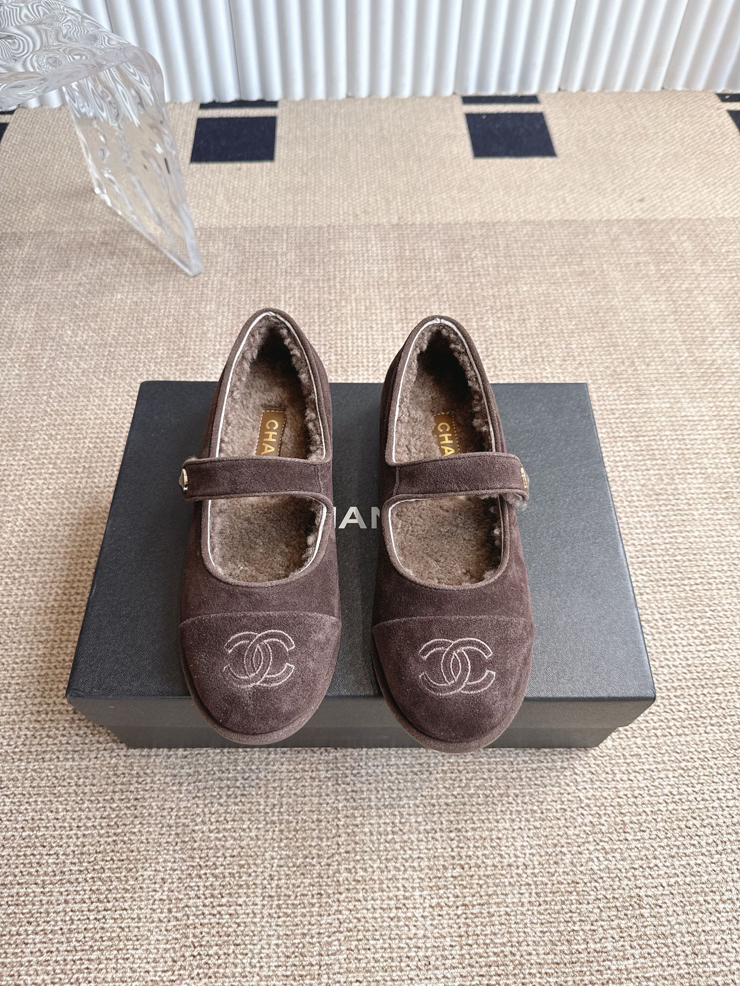 NO:464710,Chanel new arrival~Xiaoxiang autumn and winter new mao fur loves shoes. The upper is paired with double C-buckle logo letter buckles, which looks super good. The ox reverse velvet leather material has a good texture. The sole is genuine leather material, the edge of the leather, the inner wool is very soft. The shoe shape looks slim and cute!  A versatile style, closed eyes size 35-39, loafers, chanel, chanel, loafers19860909chane香奈儿new arrival～小香秋冬新品毛毛乐福鞋 鞋面搭配双C扣logo字母饰扣,超好看呀 牛反绒皮材质,质感很好 鞋底真皮材质,真皮沿边 羊毛内里 很柔软 鞋型显瘦 还可可爱爱 ！ 百搭的气质款,闭眼入 size 35-39,乐福鞋毛毛鞋,chanel,chanel,loafers,Women's Shoes