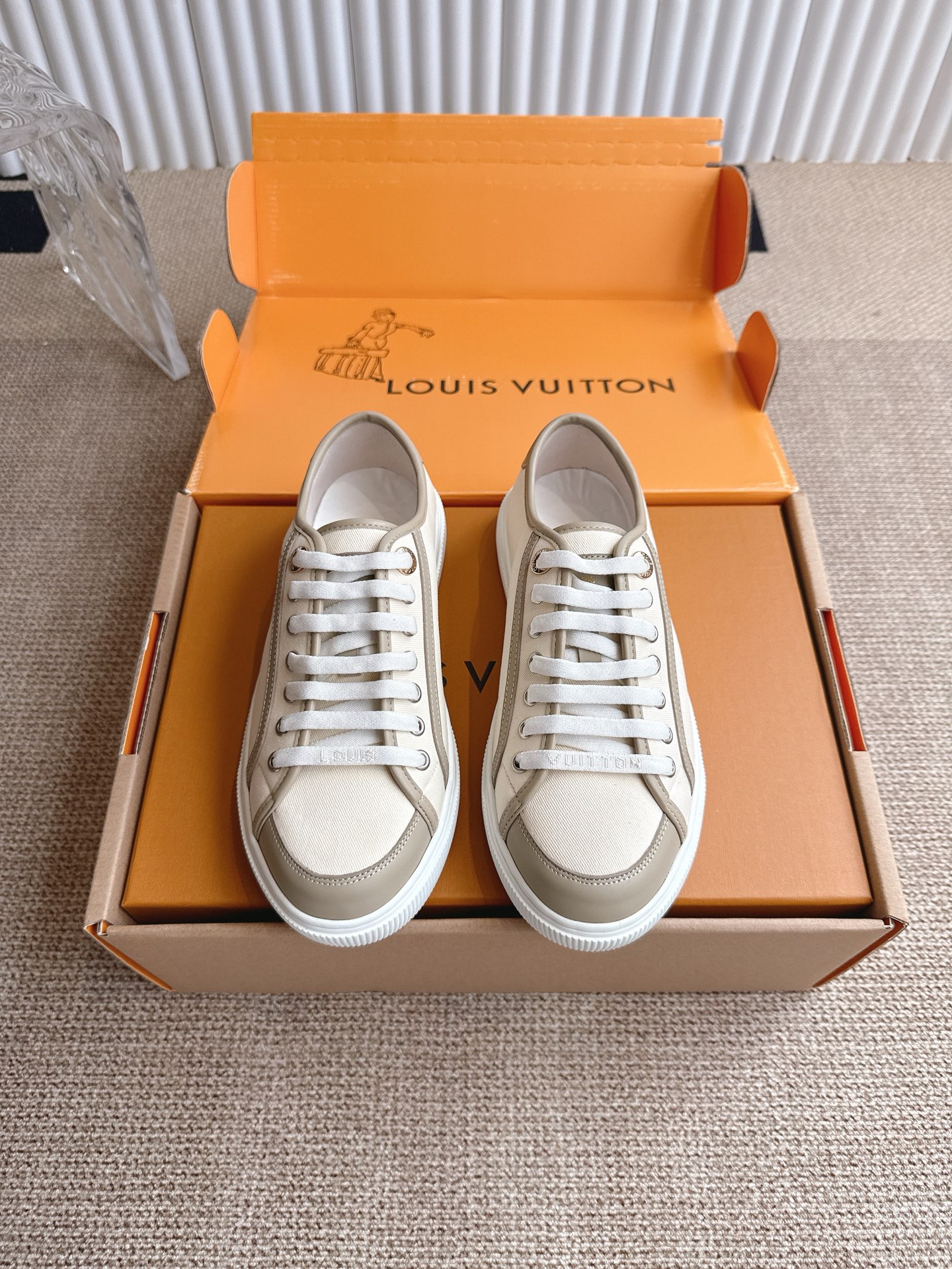 NO:464690,LV Louis Vuitton LAGOON sneakers LV Lagoon sneakers are made of Monogram denim, injecting retro style into classic design. Leather trim features Louis Vuitton logos, inscribed eyelets, laces and shoelaces highlight the exquisite details, embellishing Monogram floral rubber outsole to perfect the overall size. Size: 35-45, casual shoes/sports shoes, louis vuitton, louis vuitton, sneakers19860909LV 路易威登LAGOON 运动鞋  LV Lagoon 运动鞋取材 Monogram 丹宁布,为经典设计注入复古气息.皮革饰边跃现路易威登标识,铭纹孔眼、镶边和鞋带彰显考究细节,点缀 Monogram 花卉的橡胶外底完善整体. 码数:35-45,休闲鞋/运动鞋,louis vuitton,louis vuitton,sneakers,Women's Shoes