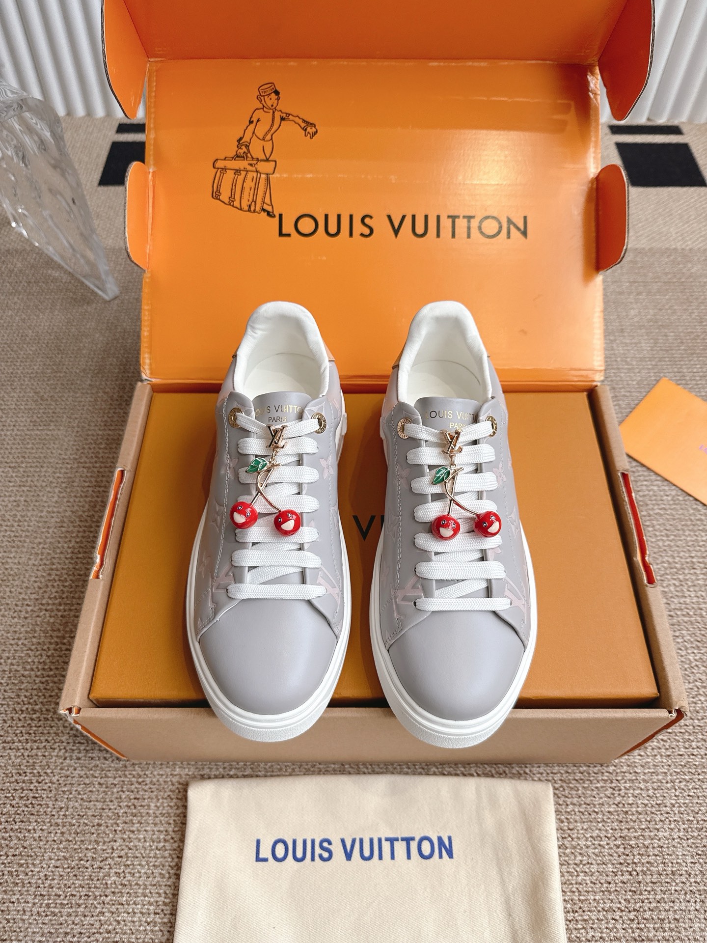 NO:464697,Top version accessories 60 LouIs Vuitton TIME OUT casual board shoes, white shoes This Time Out sneaker spliced ​​cowhide leather and Monogram denim, echoing the seasonal leather goods series. The denim luggage tag is fixed to the upper with leather straps, highlighting Louis Vuitton's travel heritage. The dazzling inscription eyelets and the brand logo embossed on the tongue adds exquisite details. Size 35-45, casual shoes/sports shoes, louis vuitton, louis vuitton, sneakers, cowhide19860909顶级版本配饰60 LouIs Vuitton 路易威登TIME OUT休闲板鞋 小白鞋 本款Time Out运动鞋拼接牛皮革与 Monogram 丹宁布,与当季皮具系列遥相呼应.丹宁布行李牌通过皮革饰带固定于鞋面,彰显路易威登的旅行传承.耀目铭纹孔眼与鞋舌处品牌标识压纹增添考究细节. 码数35-45,休闲鞋/运动鞋,louis vuitton,louis vuitton,sneakers,cowhide,Women's Shoes