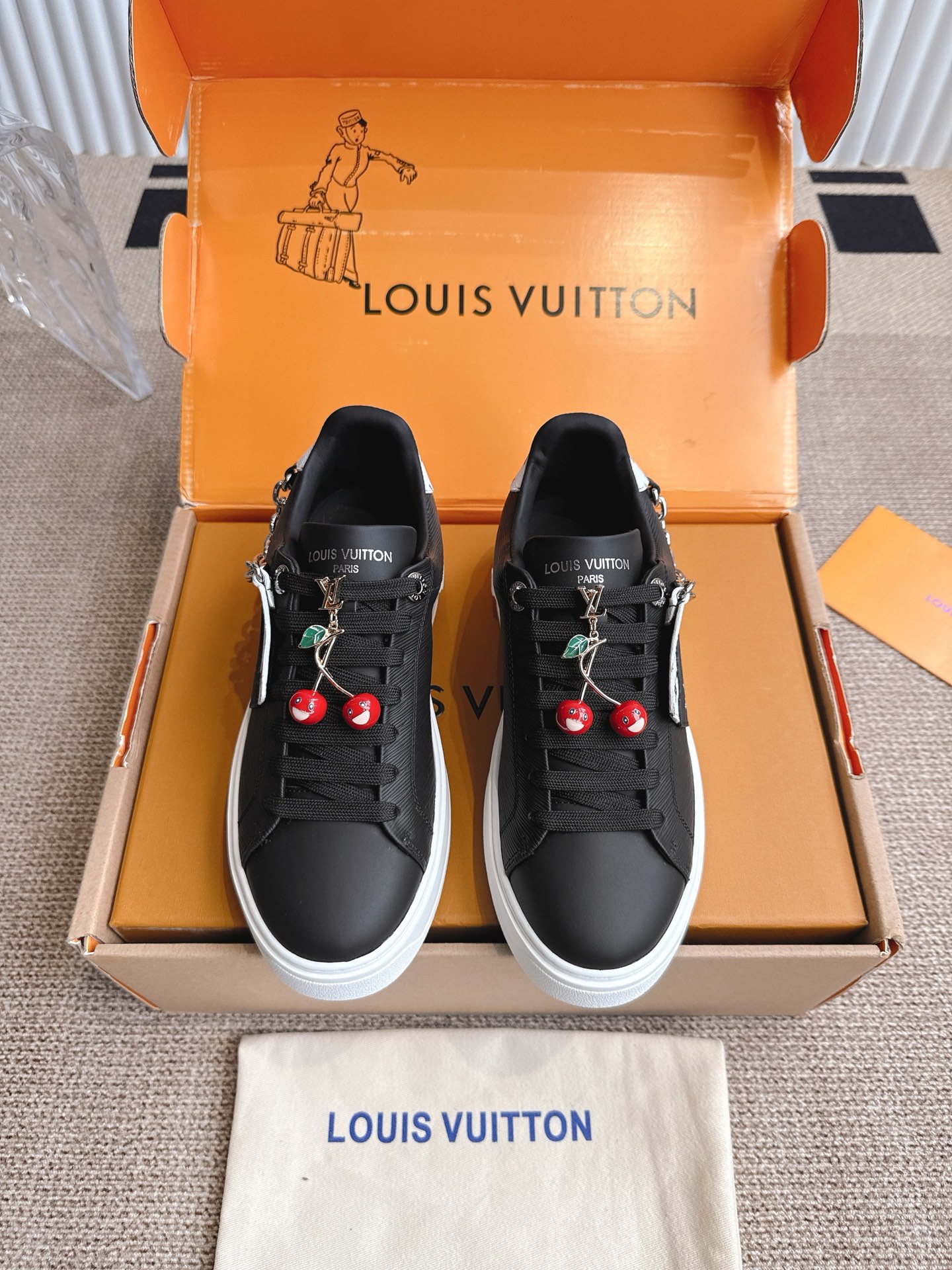 NO:464704,Top version accessories 60 LouIs Vuitton TIME OUT casual board shoes, small white shoes This Time Out sneaker spliced ​​cowhide leather and Monogram denim, echoing the seasonal leather goods series. The denim luggage tag is fixed to the upper with leather straps, highlighting Louis Vuitton's travel heritage. The dazzling inscription eyelets and the brand logo embossed on the tongue adds exquisite details. Size 35-40, casual shoes/sports shoes, louis vuitton, louis vuitton, sneakers, cowhide19860909顶级版本配饰60 LouIs Vuitton 路易威登TIME OUT休闲板鞋 小白鞋 本款Time Out运动鞋拼接牛皮革与 Monogram 丹宁布,与当季皮具系列遥相呼应.丹宁布行李牌通过皮革饰带固定于鞋面,彰显路易威登的旅行传承.耀目铭纹孔眼与鞋舌处品牌标识压纹增添考究细节. 码数35-40,休闲鞋/运动鞋,louis vuitton,louis vuitton,sneakers,cowhide,Women's Shoes