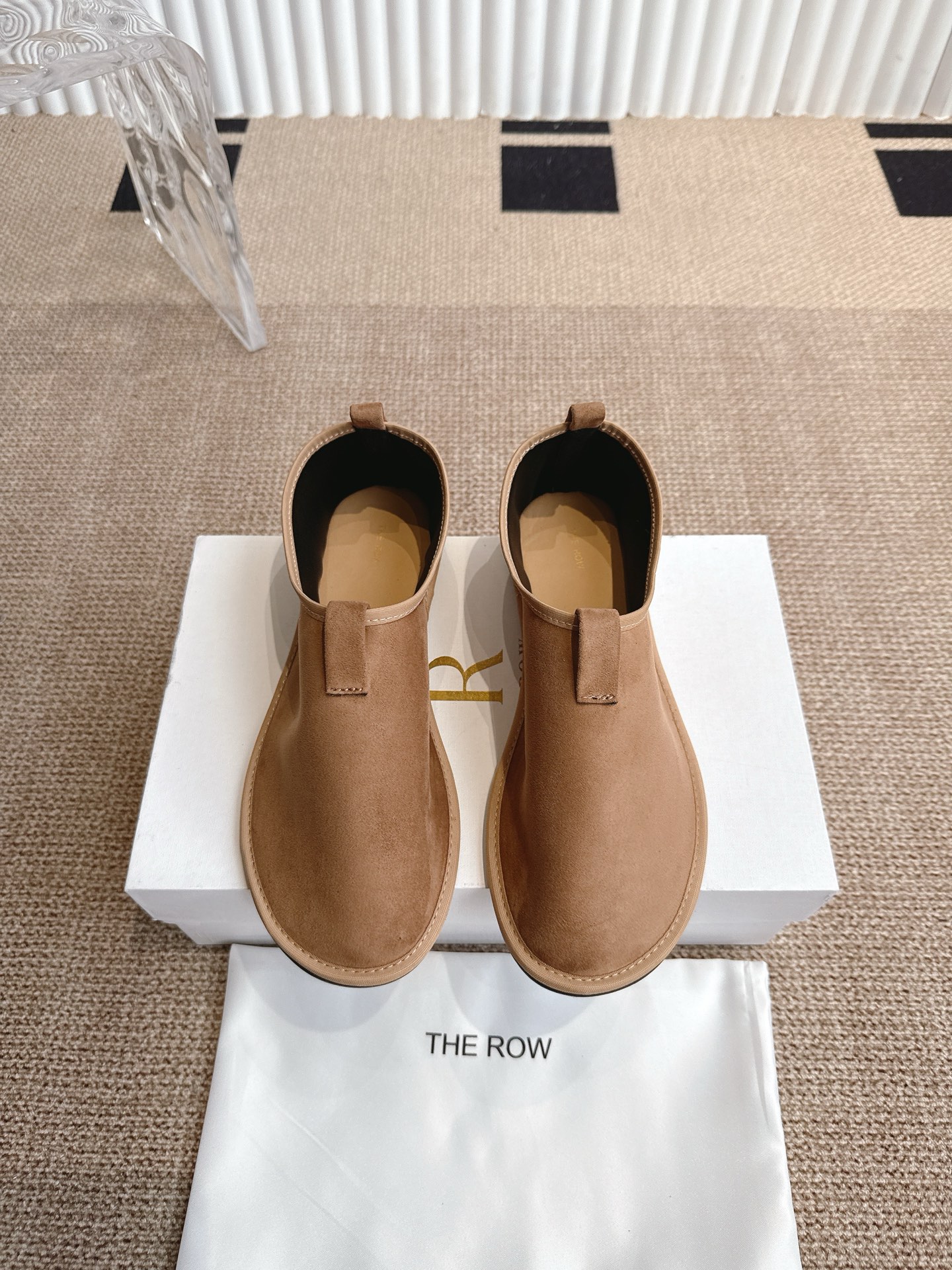 NO:466888,The row25 spring and summer new flat single-shoe dancing shoes. I rarely see a dancing shoes that are so fine and have a strong tolerance for the feet. They modify the foot shape properly without losing their unique charm. They are convenient and convenient to wear, and are very comfortable and have no problems in daily wear. They are super versatile!  Number of sizes: 35-39 (40 customized), loafers, loafers19860909The row25春夏新款平底单鞋跳舞鞋 很少会看到一款跳舞鞋会做到这么精细、而且对脚的包容性特别强,把脚型修饰得妥妥的,又不失独特韵味,上脚方便便捷,且非常舒适、日常穿都没有问题的、超级百搭！ 码数:35-39（40 订做）,乐福鞋,loafers,Women's Shoes