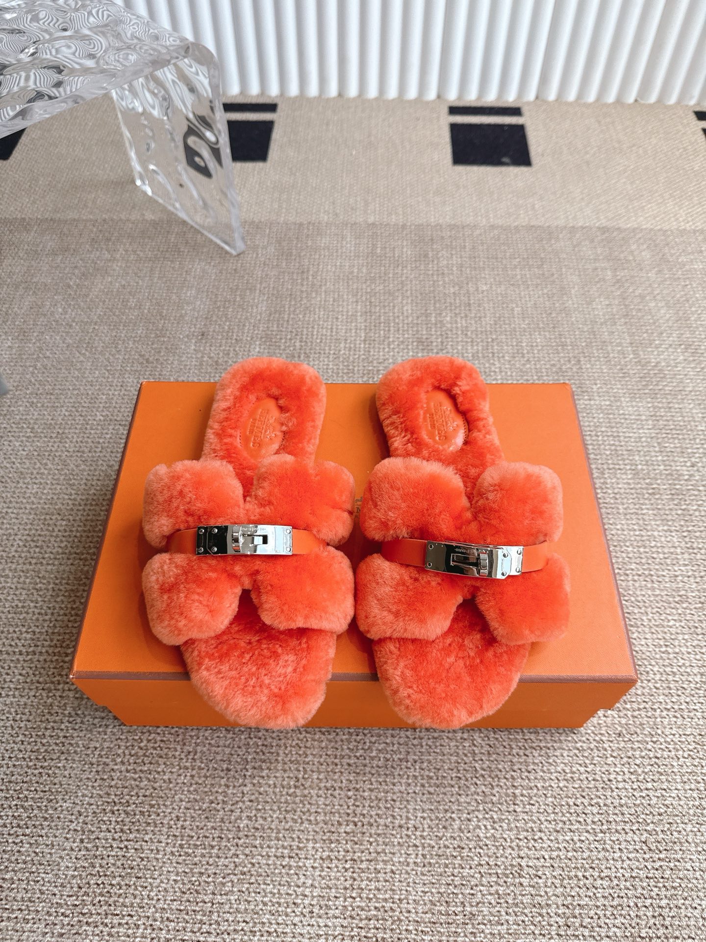 NO:466881,Hermes new Teddy Wool H-drag, fashion trend latest Teddy Wool H-drag, autumn and winter flat-soled fleece, super versatile warm sole, the heroine's favorite [Fireworks][Fireworks] 1: Fabric Teddy Sheep genuine leather 2: Lining Teddy Sheep genuine leather 3 tiptoe material Teddy Sheep genuine leather 4: Outsole genuine leather 5 sizes 35-43, [Notes 41, 42, 43 customized], semi-drag fur shoes, hermes, hermes, Leather soles19860909Hermes 爱马仕新款泰迪羊毛H拖  时尚潮流最新款泰迪羊毛H拖秋冬款平底毛拖,上脚超百搭暖底,女主们的最爱[烟花][烟花] 1:面料泰迪羊真皮毛 2:里料泰迪羊真皮毛 3踮脚材料泰迪羊真皮毛 4:大底真皮大底 5码数35-43码,【注41、42、43订做】,半拖毛毛鞋,hermes,hermes,Leather soles,Women's Shoes