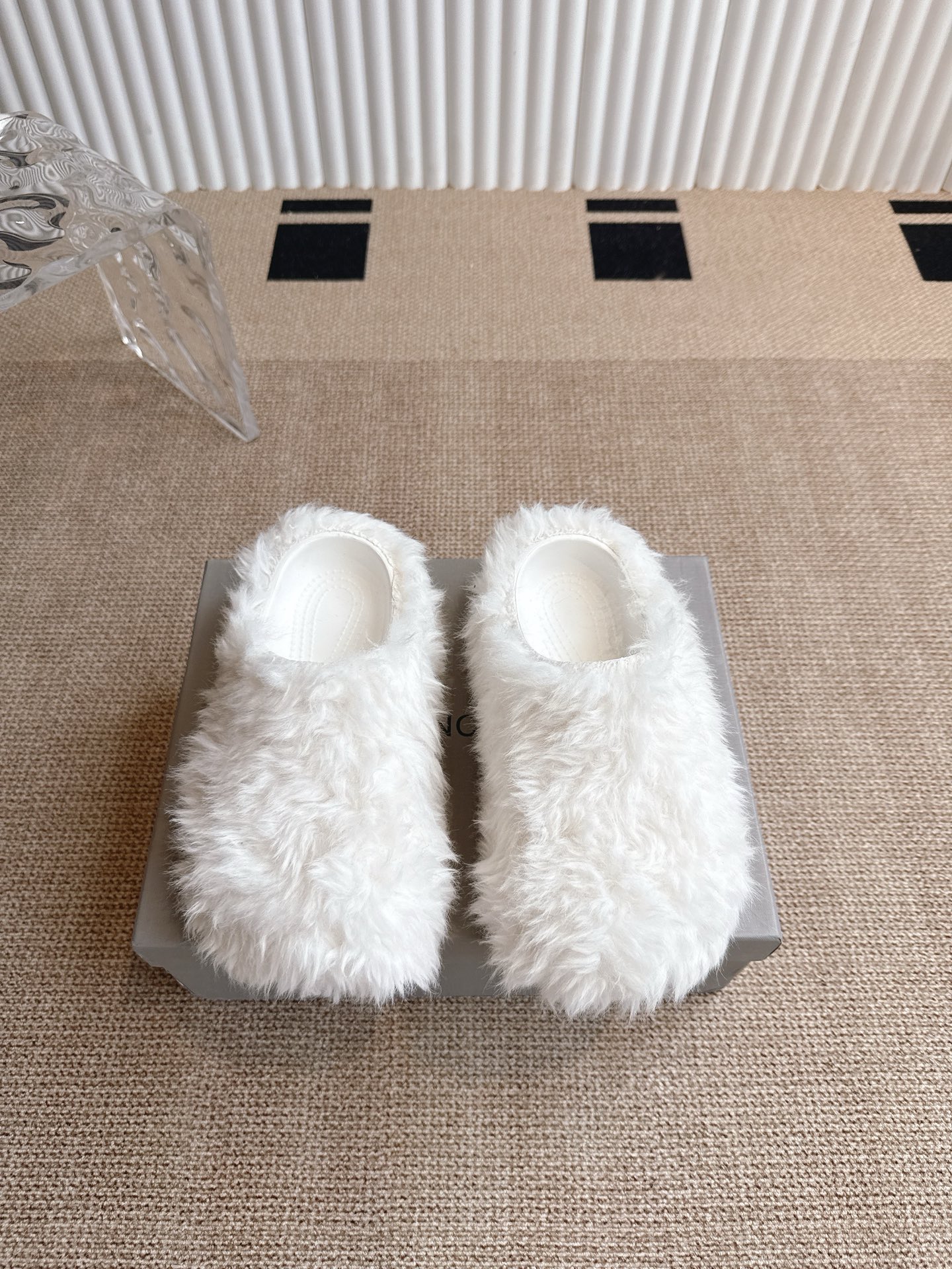 NO:589285,Balenciaga Balenciaga 25ss new autumn and winter thick-soled wool slippers, couple style lazy shoes, extremely lightweight!  Many domestic and foreign first-line fashion stars came to support us!  Fashionable and comfortable at the same time, it also looks white on your feet!  Super easy to match in summer. Size 35-36 37-38 39-40 40-41 42-43 44-45 total sizes,,balenciaga,balenciaga,slippers19860909Balenciaga 巴黎世家25ss 秋冬新款 厚底羊毛拖鞋 鞋情侣款懒人鞋  极致轻量化！众多国内外一线潮流明星上脚加持！ 时髦又兼具舒适感,上脚还很显白！夏天超级好搭配 码数35-36 37-38 39-40 40-41 42-43 44-45 共码,,balenciaga,balenciaga,slippers,Men's shoes