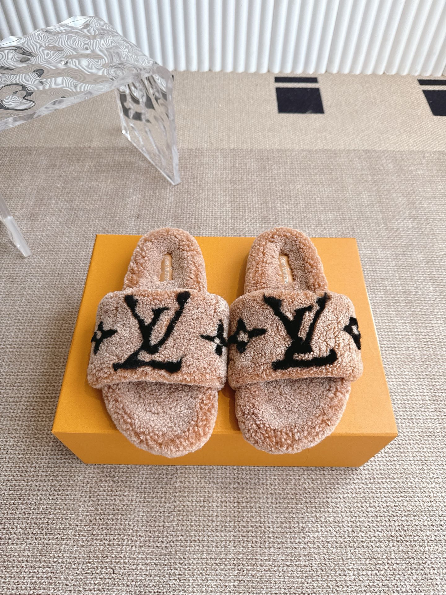 NO:466864,Louis Vuitton wool shoes This Paseo Comfort flat-sole wool is made of delicate wool as wide letters and Monogram flowers, and is wrapped with a wool sole and is paired with a light tread rubber outsole, which is suitable for both indoor and outdoor wear. The rice is super warm, and it feels like stepping on a cloud to make the whole wool integrated, exquisite and high-end!  Let the price of this pair of hair pulls increase sharply Size: 35-40 (customized for 41.42), fur shoes and slippers, louis vuitton, louis vuitton, slippers19860909Louis Vuitton 路易威登毛毛鞋  本款 Paseo Comfort 平底毛拖采用细腻羊毛为宽幅 字母和 Monogram 花卉,再以羊毛鞋底围裹轻柔暖意,搭配轻盈胎面橡胶外底,室内户外穿着皆宜.米超温暖的感觉,穿上仿佛踩在云朵上整张羊毛一体制作,精致高级！让这双毛拖身价陡增 Size:35－40（41.42定做）,毛毛鞋拖鞋,louis vuitton,louis vuitton,slippers,Women's Shoes