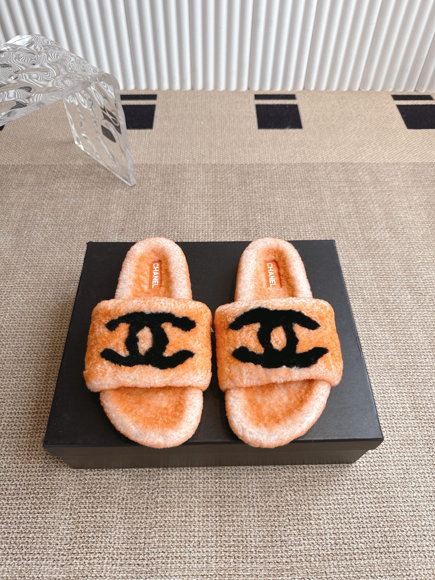 NO:466869,Chanel Chanel two-color fur drag Chanel thick-soled lazy fashion and leisure style series trendy fur drag 1: Fabric genuine leather lamb wool 2: Inner genuine leather lamb wool 3: Foot pad genuine leather lamb wool 4: Outsole wear-resistant non-slip rubber sole 5: Size 35–42, [Note 41-42 Customized], fur shoes and slippers, chanel, chanel, slippers19860909Chanel 香奈儿双色毛拖  香奈儿厚底懒人时尚、优闲风系列潮款毛拖 1:面料真皮羊羔毛 2:内里真皮羊羔毛 3:垫脚真皮羊羔毛 4:大底耐磨防滑橡胶大底 5:码数35–42码,【注41—42定做】,毛毛鞋拖鞋,chanel,chanel,slippers,Women's Shoes