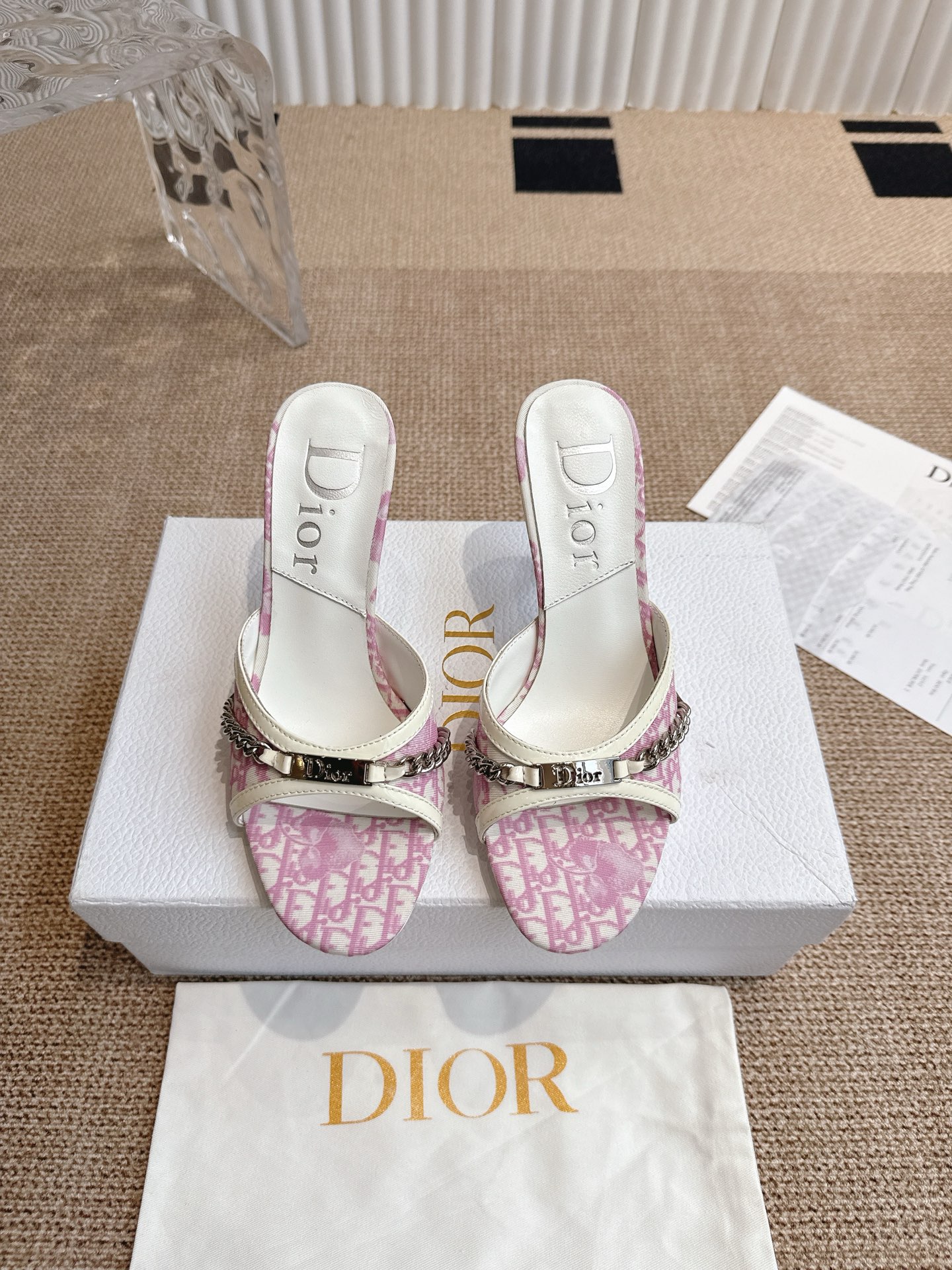 NO:466858,Dior 25ss Spring and Summer New Medium-style Chain High Heel Sandals Continue the eternal classic of D's home!  This shoe is low-key and gorgeous, sexy and not ostentatious. The shoe style is a delicate style that everyone loves. It looks very slim. The entire curve of the side perfectly shows the curve of the foot. It has both mature and feminine taste and a hint of lively girlishness. It looks so beautiful on the feet. It is worth recommending. Customized fabric of sheepskin on the upper, inner foot pad mixed-bred sheepskin sole Italian leather outsole, heel height 8.5, size 35-39 (40.41.42 custom made without return and exchange), high heels, dior, dior, dior, high heels, slippers, sheepskin, Leather soles19860909Dior 迪奥 25ss春夏新款中古风链条高跟凉拖鞋  延续D家永恒经典！这款鞋低调不失华丽 性感又不显张扬 鞋型是大家都爱的秀气款 非常非常显瘦 侧面整个弧度将脚部曲线完美展现 既有成熟女人味 又不乏一丝活泼少女感, 上脚也太好看了,值得推荐 鞋面羊皮定制布料 内里垫脚混种羊皮 鞋底意大利真皮大底 跟高8.5 码数35-39（40.41.42定做不退换）,高跟鞋拖鞋,dior,dior,dior,high heels,slippers,sheepskin,Leather soles,Women's Shoes