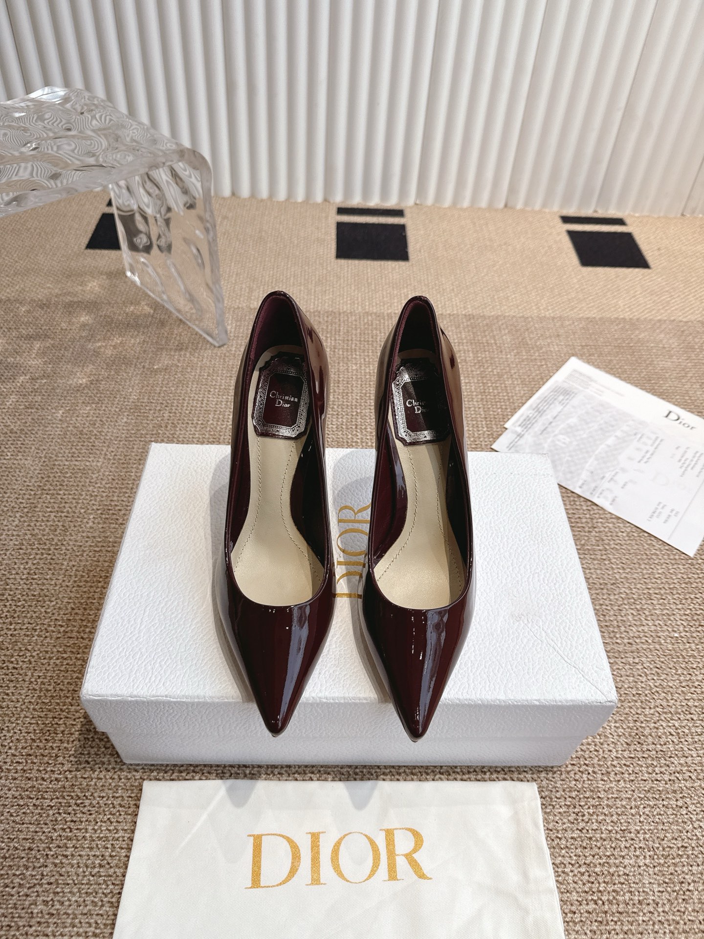 NO:475603,High heels 10.5cm low heels 6.5cm Dior 25ss Spring and summer new style pointed high heels single shoes continue the eternal classic of D home. This shoe is low-key and gorgeous, sexy and not ostentatious. The shoe style is a delicate style that everyone loves. It looks very slim. The entire curve of the side perfectly shows the curve of the foot. It has both mature and feminine taste and a hint of lively girlishness. It looks so good on the feet. It is worth recommending. Size 35-39 (34.40.41.42 Customized and non-returnable), high heels single shoes, dior, dior, high heels19860909高跟10.5cm低跟6.5cm Dior 25ss 春夏新款 尖头高跟 单鞋 延续D家永恒经典 这款鞋低调不失华丽 性感又不显张扬 鞋型是大家都爱的秀气款 非常非常显瘦 侧面整个弧度将脚部曲线完美展现 既有成熟女人味 又不乏一丝活泼少女感 上脚也太好看了 值得推荐 码数35-39（34.40.41.42 定做不退换）,高跟鞋单鞋,dior,dior,high heels,Women's Shoes