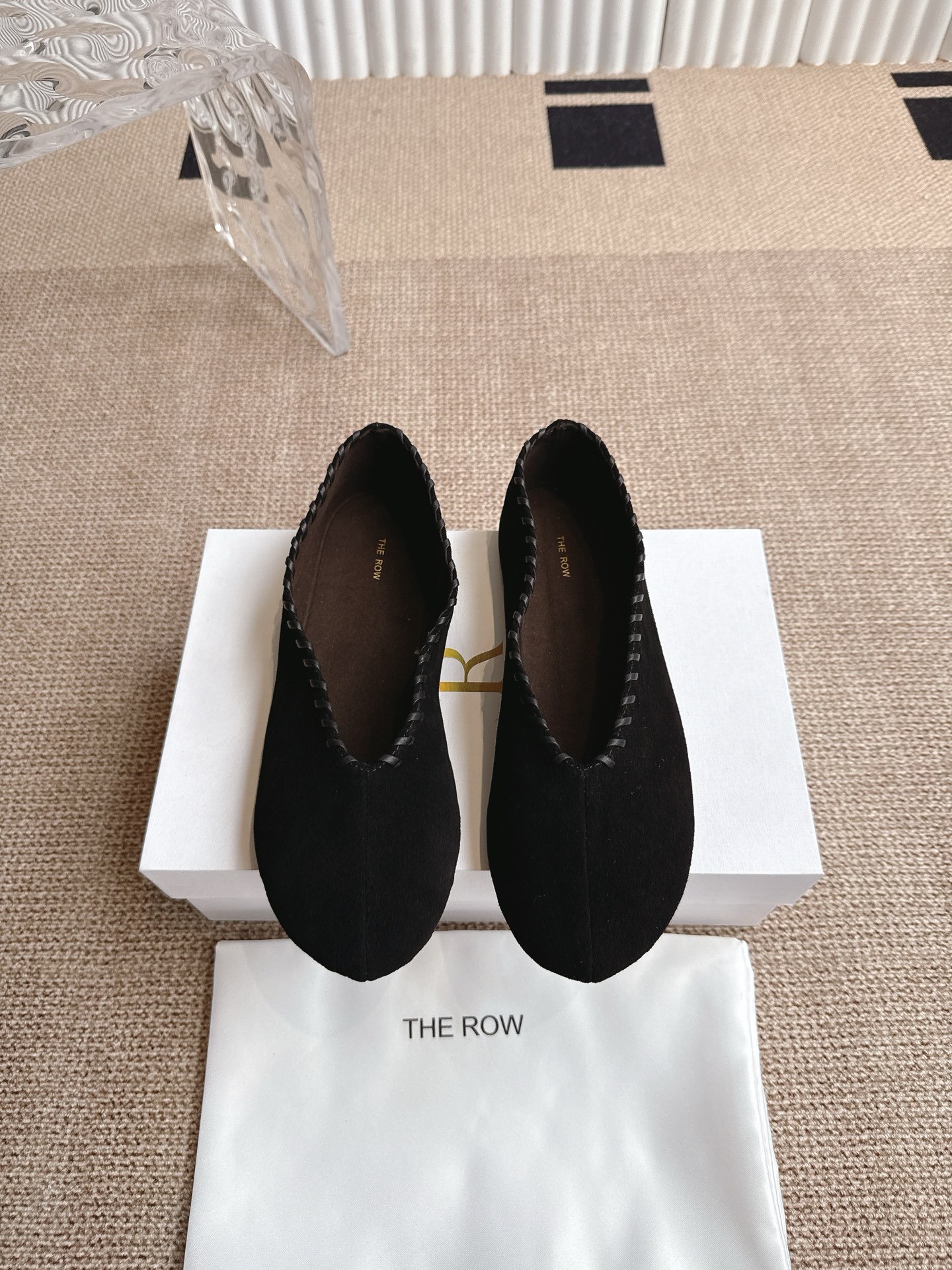 NO:475601,The row 25 spring and summer new flat single shoes dancing shoes grandma shoes. I rarely see a dancing shoes that are so fine and have a strong tolerance for the feet. They modify the foot shape properly without losing their unique charm. They are convenient and convenient to wear, and are very comfortable and have no problems in daily wear. They are super versatile!  Upper frosted cowhide, original molded rubber outsole, size: 35-40 (40, 41 custom made, no return or exchange), ballet shoes, cowhide19860909The row 25春夏新款平底单鞋跳舞鞋奶奶鞋  很少会看到一款跳舞鞋会做到这么精细、而且对脚的包容性特别强,把脚型修饰得妥妥的,又不失独特韵味,上脚方便便捷,且非常舒适、日常穿都没有问题的、超级百搭！ 鞋面磨砂牛皮 大底原版开模橡胶大底 码数:35-40（40,41订做不退换）,芭蕾舞鞋,cowhide,Women's Shoes