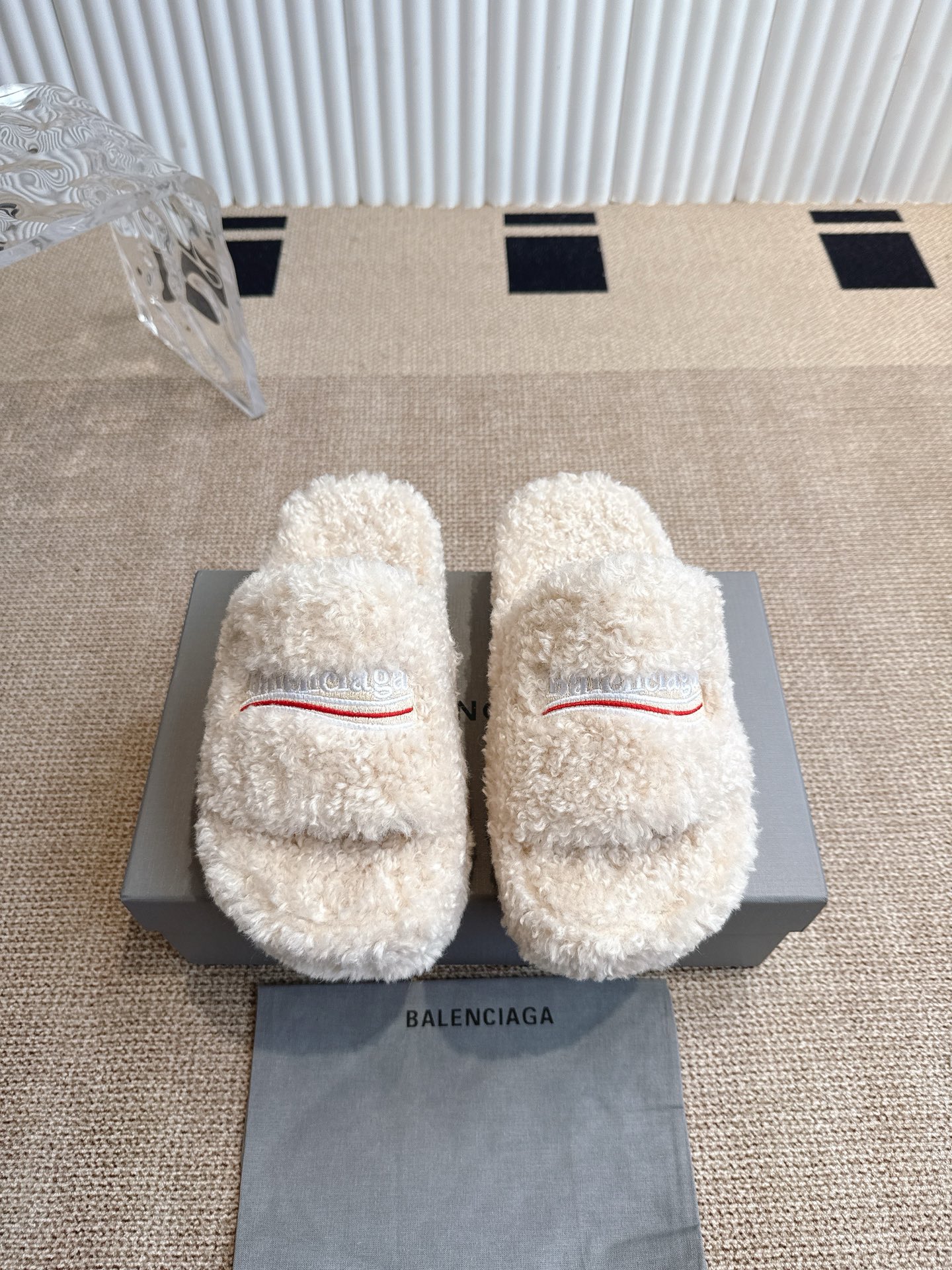 NO:475589,Balenciaga thick-soled hair drag super comfortable and bare legs. The return rate is full. You can wear it at will all year round. The blogger's popular items push code: 35-40, furry shoes and slippers, balenciaga, balenciaga, slippers19860909Balenciaga巴黎世家厚底毛拖超舒适光腿穿 回头率满分一年四季都能随意出门就穿博主热门单品推送码数:35-40,毛毛鞋拖鞋,balenciaga,balenciaga,slippers,Women's Shoes
