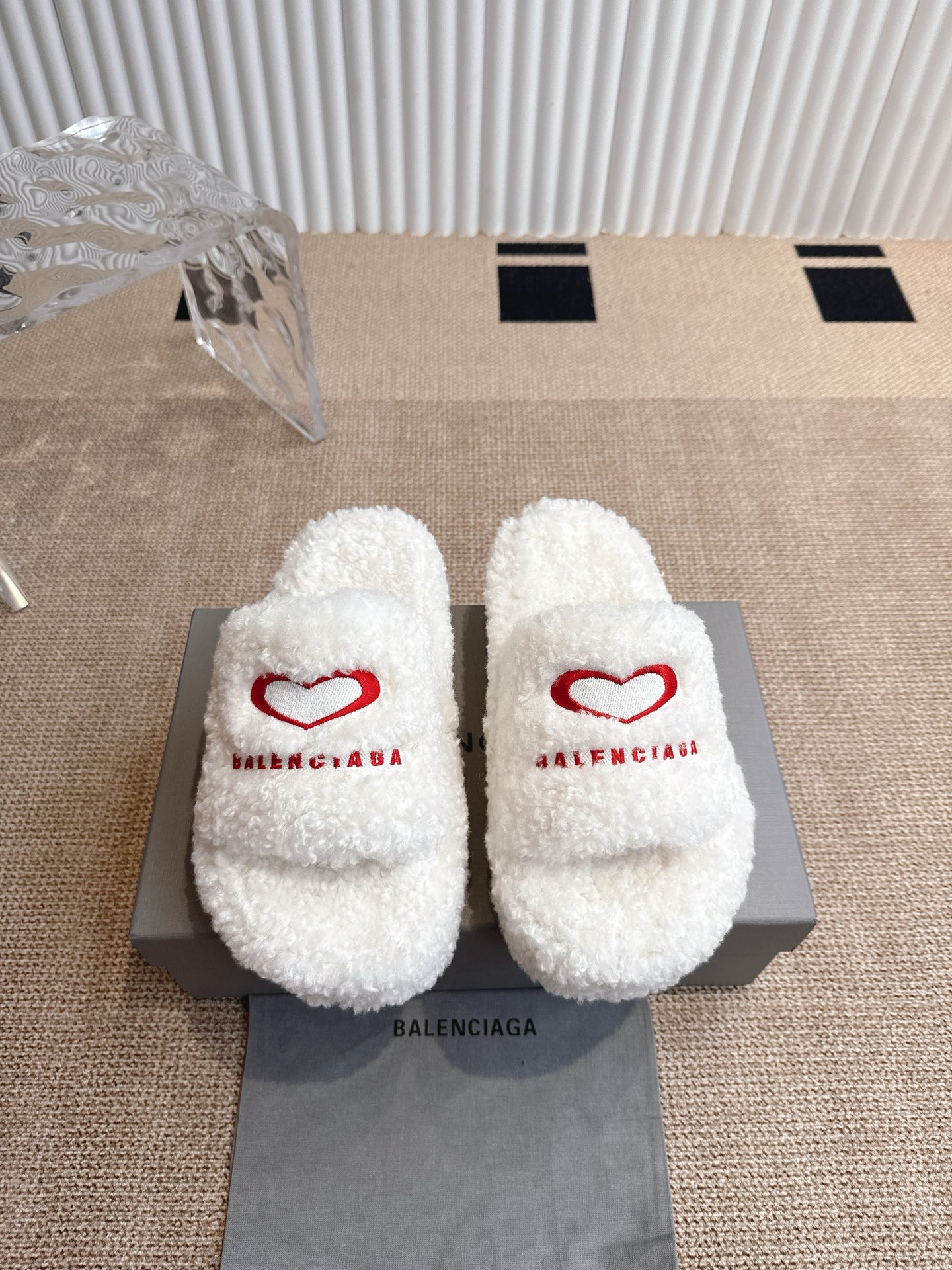 NO:475595,Thin sole thick sole 255 Balenciaga 25ss Autumn and winter trendy products, hair drag, upper letter pattern, electric embroidery logo embroidery craftsmanship!  Full of high-end feeling!  Very beautiful on the feet, fabric sheep curl (very soft and comfortable) original anti-slip sole, wear-resistant sole, 2cm thick, 5cm Size #34-41 (34 40 41 custom-made, non-returning), fur shoes, balenciaga, balenciaga, slippers19860909薄底厚底255 Balenciaga 巴黎世家25ss 秋冬潮品 毛拖 鞋面字母图案、电绣徽标刺绣工艺！高级感满满当当！上脚特别漂亮 面料羊卷毛（非常柔软舒适）鞋底原版防滑 耐磨底 底厚2cm 5cm Size #34-41（34 40 41定制不退换）,毛毛鞋拖鞋,balenciaga,balenciaga,slippers,Women's Shoes