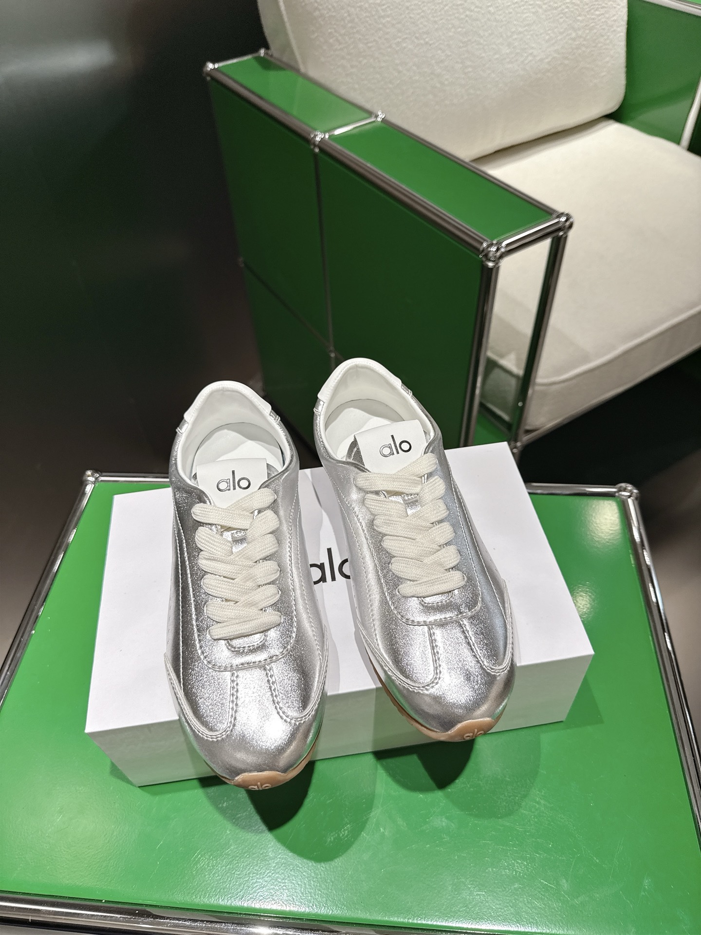 NO:484747,Top version of Alo niche trendy brand SS new lace-up comfortable casual shoes Destoring shoes Flat Forrest Gump shoes are super versatile!  And it's super comfortable ~ it's not heavy at all!  Very lightweight!  It looks better when putting on socks!  And it is recommended by the same model as the stars~ Imported calfskin in the material, imported inner lining, original molded rubber sole, Size35-40 (40 custom made, no return or exchange), casual shoes/sports shoes, sneakers, cowhide19860909顶级版本 alo小众潮牌 ss新款系带舒适休闲鞋德训鞋平底阿甘鞋 上脚超级百搭！而且超级舒适～上脚一点都不沉重！非常轻便！套上袜套搭配更好看！而且还是明星同款推荐～ 材质进口小牛皮 内里进口羊里 大底原版开模橡胶大底 Size35-40（40定制不退换）,休闲鞋/运动鞋,sneakers,cowhide,Women's Shoes