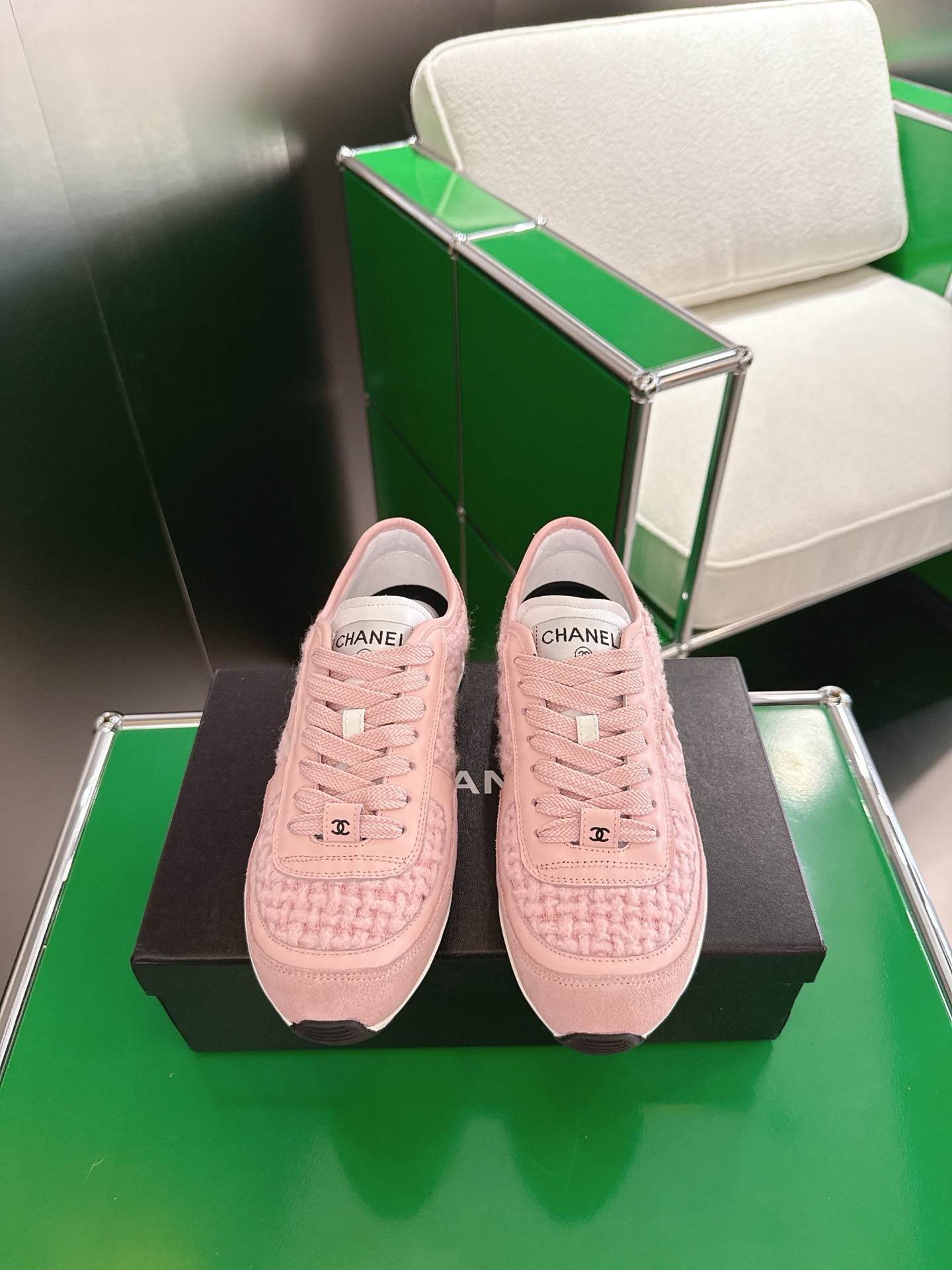 NO:484797,Chanel casual shoes and sneakers. The versatile magic shoes with a high-end feel are here!  This pair is really amazing!  Classic design versatile upper, paired with fashionable sporty sole, it is heart-warming at a glance!  The color scheme is high-end and eye-catching, and the overall temperament is immediately enhanced by the foot~ The all-real leather fabric is soft and breathable, the sheepskin is skin-friendly and does not wear-resistant. The sole of the T-shoe is light and wear-resistant. Whether it is leisurely going out, outdoor sports or couples, it can be easily controlled!  It looks good no matter how you wear it, and it is high-end no matter how you wear it~ A pair of shoes can handle all the styles, I really can't let go of it!  Let's wear it with him and go out and explode the streets. Size 35-40, casual shoes/sports shoes, chanel, chanel, sneakers, sheepskin19860909Chanel 香奈儿休闲鞋运动鞋款 高级感拉满的百搭神鞋来啦！这双真的太绝了！经典设计多艺鞋面,搭配时尚运动大底,一眼心动！配色高级又吸睛,上脚立马提升整体气质～ 全真皮面料柔软透气 羊皮内里亲肤不磨脚 T鞋底轻便耐磨 不管是休闲出街、户外运动还是情侣搭配,都能轻松驾驭！怎么穿都好看,怎么搭都高级～ 一双鞋搞定所有风格,真的爱不释脚！快和TA一起穿上出门炸街吧 码数35-40,休闲鞋/运动鞋,chanel,chanel,sneakers,sheepskin,Women's Shoes