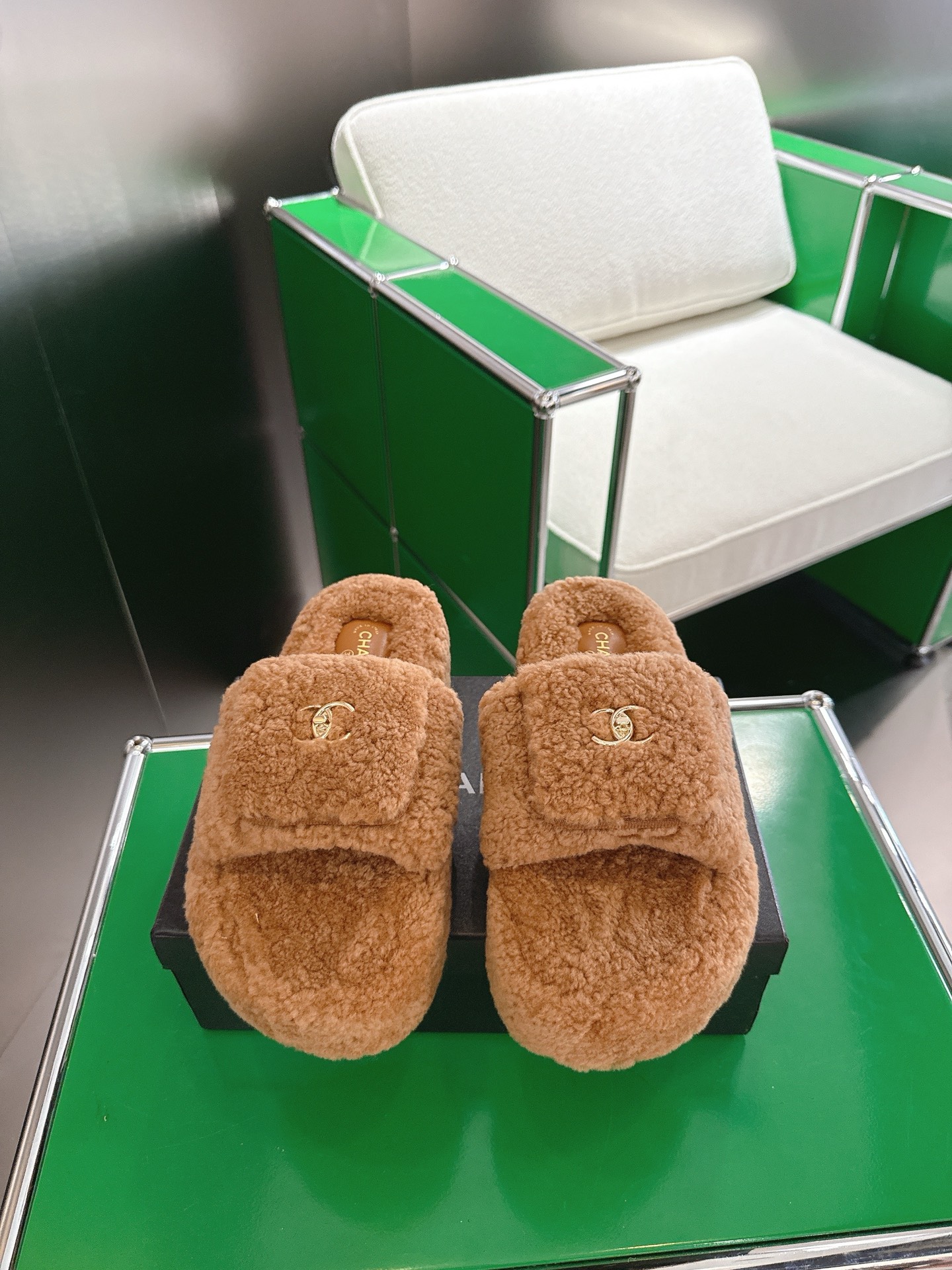 NO:484791,Top version CHANEL Xiaoxiang Ss hot series of fur slippers, autumn and winter treasures, fashionable items!  It looks good when you wear it with any combination. The original imported wool upper/foot pad is imported. The outsole rubber sole is wear-resistant and non-slip. Size35~49 (customized for 40.41), fur shoes and slippers, chanel, slippers19860909顶级版本 CHANEL小香ss爆款系列毛毛拖鞋秋冬宝藏时髦单品！随意搭配怎么穿都好看 鞋面/垫脚原版进口羊毛 大底橡胶大底耐磨防滑 Size35～49（40.41订做）,毛毛鞋拖鞋,chanel,slippers,Women's Shoes