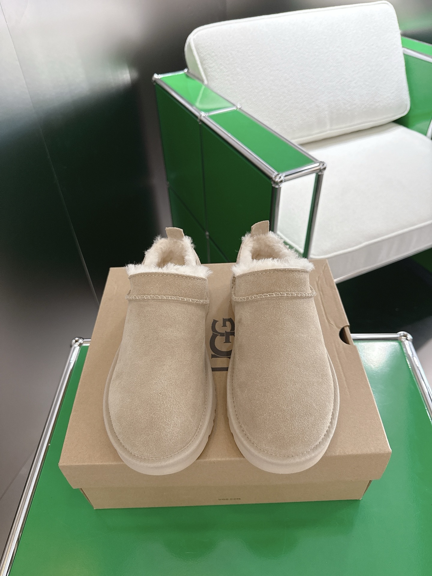 NO:484779,UGG's new winter assic Micro is a classic low-top version with a simple appearance and very comfortable wearing. The upper is real suede and the inner lining is soft sheepskin, which can adjust the temperature and be suitable for wearing or not. The light sugar cane EVA outsole makes it easy to walk as if it is worn. Size 35-40, semi-dragged fur shoes, sheepskin, chamois leather19860909UGG 冬季新款assic Micro 是经典的低帮版  外观简洁,穿着非常舒服.,鞋面是真麂皮,内衬柔软羊皮,可以调节温度,穿或不穿都合适.轻盈的甘蔗EVA外底,走路像穿一样轻松. 尺码35-40,半拖毛毛鞋,sheepskin,chamois leather,Women's Shoes