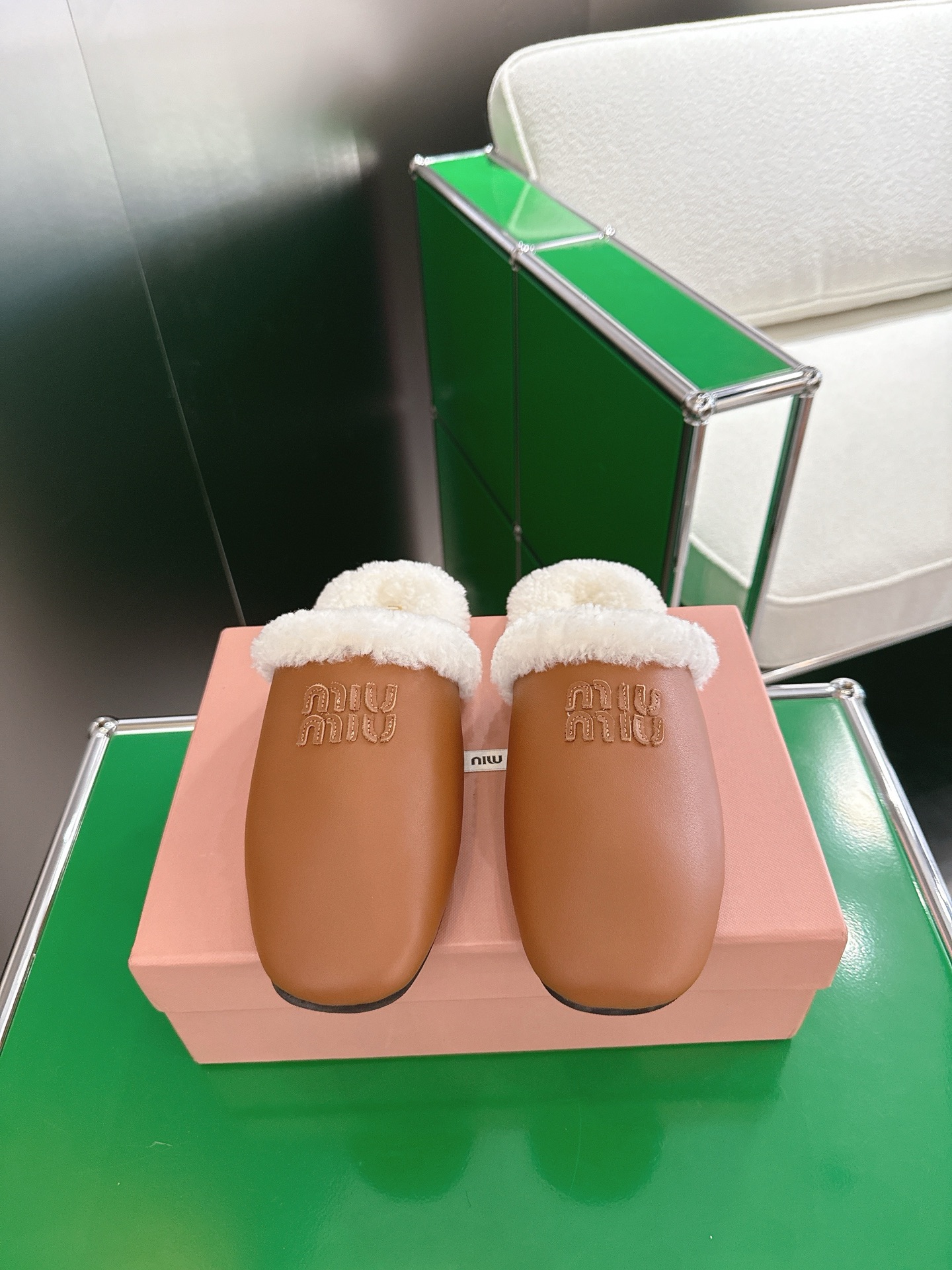 NO:484784,Miu Miu 25 autumn and winter new wool toe shoes, simple style, ultra-light original molded sole, perfect foot feel, easy to wear, sheepskin upper imported wool Size #35-40, semi-dragged wool shoes, miumiu, sheepskin19860909Miu Miu 缪缪25秋冬新款羊毛包头鞋 简约造型,超轻原版开模鞋底,脚感妥妥满分 好穿好搭,鞋面羊皮 内里进口羊毛 Size #35-40,半拖毛毛鞋,miumiu,sheepskin,Women's Shoes