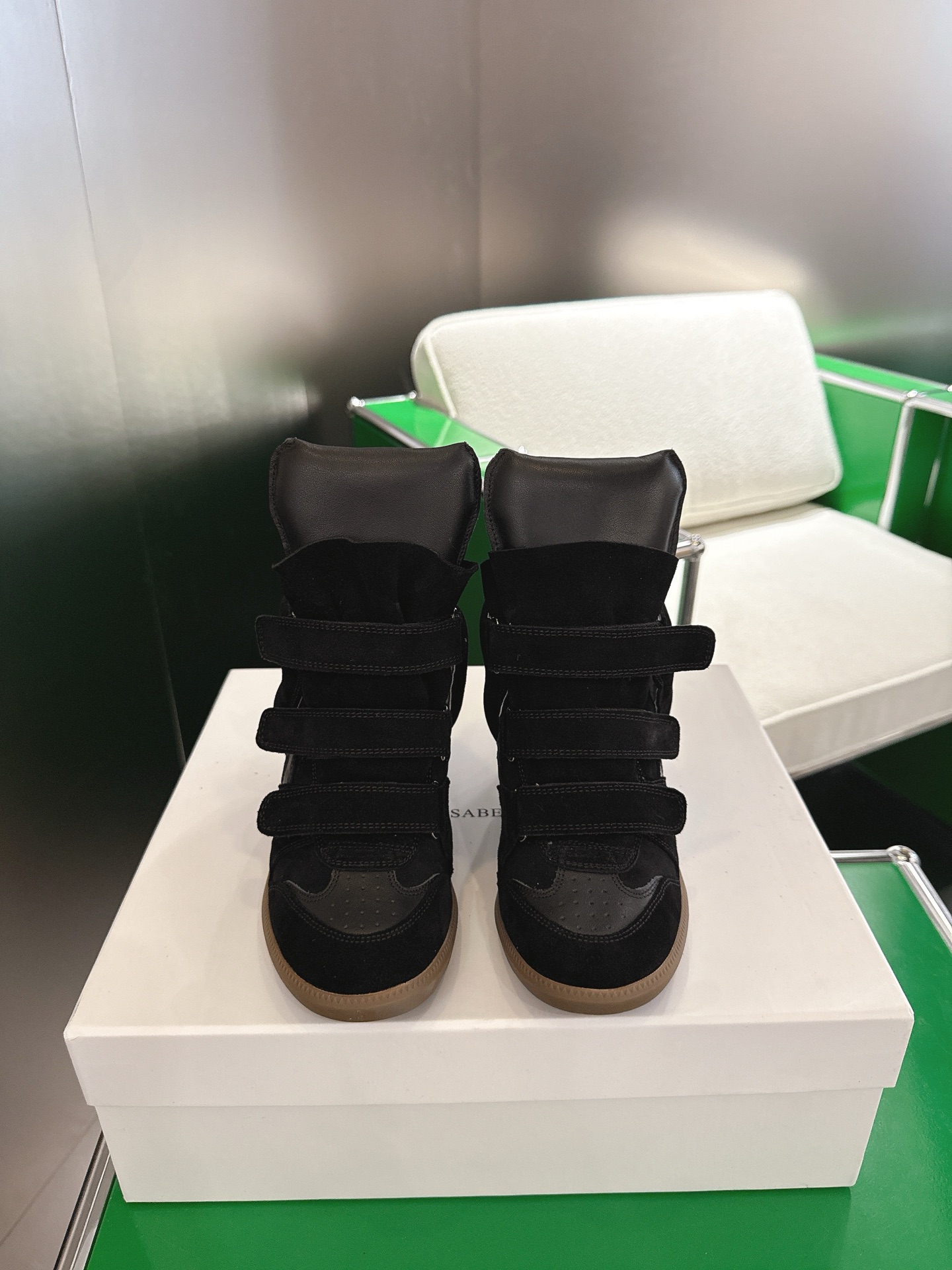 NO:484772,Top version Isabel Marant BOBBY wedge casual shoes The perfect encounter between exquisite craftsmanship and fashion style, every needle and thread, the fashion legend woven, every inch of leather tells the persistence of quality, every pair of Isabel shoes are a microcosm of the brand's soul, exuding a noble, mysterious and fashionable atmosphere, allowing you to stand out in the wave of fashion~~~ Size: 35-42 (41.42 custom-made, non-return and exchange), boots, boots19860909顶级版本 Isabel Marant伊莎贝尔 BOBBY坡跟休闲鞋  精致工艺与时尚风格的完美邂逅,每一针每一线,都编织的时尚传奇,每一寸皮革,都诉说着品质的执着,每一双伊莎贝尔的鞋子都是品牌灵魂的缩影,散发着高贵、神秘且时尚的气息,让你在时尚的浪潮中脱颖而出~~~ 尺码:35-42（41.42定做不退换）,靴子,boots,Women's Shoes