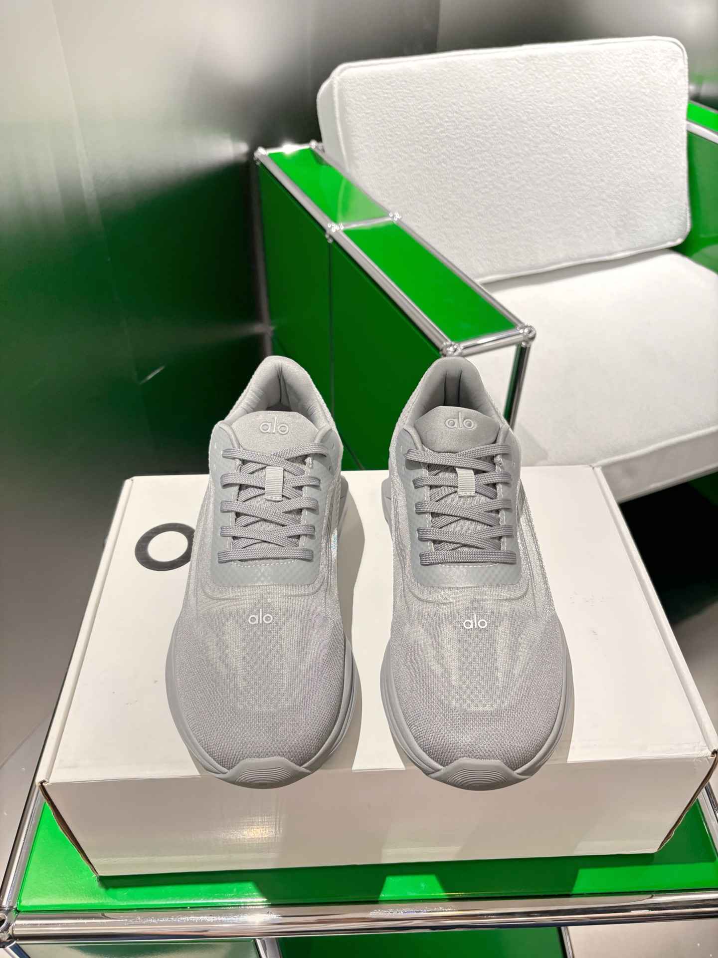 NO:484751,alo yoga comfortable and versatile non-slip and breathable low-top running shoes Alo Yoga extends its design to the concept of daily clothing, persisting in capturing contemporary fashion trends, perfectly combining the brand's sports aesthetic concept, exquisite and avant-garde design with comfortable functional fabrics. At the same time, Alo Yoga's design has been sought after by fashion industry and celebrities. Different items of the brand have appeared in street photos such as Talor Swift and Kendall Jenner. Size 36-45, casual shoes/sports shoes, stuart weitzman, sneakers19860909alo yoga 舒适百搭防滑透气 低帮跑步鞋 Alo Yoga将其设计延伸到日常服饰概念,坚持不懈地捕捉当代时尚潮流,将品牌的运动美学理念、精致前卫的设计与舒适功能面料完美结合.与此同时,Alo Yoga的设计受到了时尚界人士与名人们的追捧,Talor Swift、 Kendall Jenner等街拍照片中都曾出现品牌不同单品的身影. 尺码36-45,休闲鞋/运动鞋,stuart weitzman,sneakers,Women's Shoes