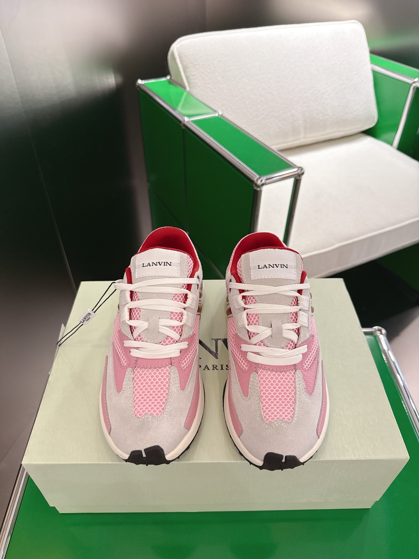 NO:484755,LANVIN Langfan Spring and summer new JLA sneakers for men and women. This pair of men and women is light and comfortable. The mesh design makes the upper lighter and not afraid of stuffy feet. The shoes look fashionable with skirts and trousers. The upper is decorated with LANVIN classic J logo, and the curved lines pay tribute to the circular elements of the LANVIN logo, showing the brand's ingenuity. This shoe combines sports, fashion and craftsmanship. Size 35-45, casual shoes/sports shoes, sneakers, skirts19860909LANVIN浪凡 春夏新品男女同款JLA运动鞋  这款男女同款运动鞋轻便舒适,网片设计让鞋面更轻盈,不怕脚闷.鞋子搭配裙装裤装都显时尚.鞋面饰以LANVIN经典J标志,弯曲线条致敬LANVIN标志的圆形元素,展现品牌匠心.这款鞋履集运动、时尚、工艺于一身. 码数35-45,休闲鞋/运动鞋,sneakers,skirts,Women's Shoes