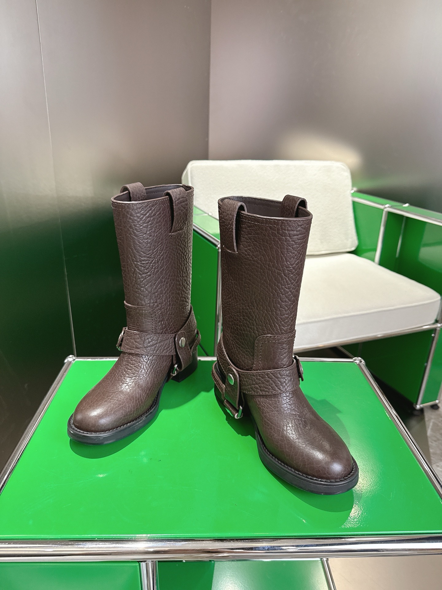 NO:484764,Top version MiuMiu is a small round head with autumn and winter, and leather boots. Miu is a global limited edition model. The most worth buying heavy craftsmanship shoes this year. Retro polished cowhide temperament and full of retro feel. The whole leather is made of imported calfskin. The leather is high-end, soft and delicate, very soft and huge, and the foot feel is super good. The boots are wide. No matter how thick and thin the legs, they can be worn to create a loose feeling and make the legs look straight!  Full of punk style!  Upper original imported calfskin ostrich pattern inner lining original custom sheepskin outsole original mold-unslip sole size: 35-40, boots, miumiu, boots, cowhide, sheepskin19860909顶级版本 MiuMiu秋冬增高圆头小、皮靴  miu系全球限量款,今年最值得入手的重工艺手工鞋 复古擦色牛皮气质 满满的复古感 整个皮料选用进口小牛皮 皮质高级柔软细腻非常软巨好穿 脚感超赞 靴筒宽大 不管腿粗脚细都能穿出宽松感而且非常显腿直！朋克风十足！ 鞋面原版进口小牛皮鸵鸟纹内里原版定制羊皮大底原版开模防滑大底 size:35-40,靴子,miumiu,boots,cowhide,sheepskin,Women's Shoes