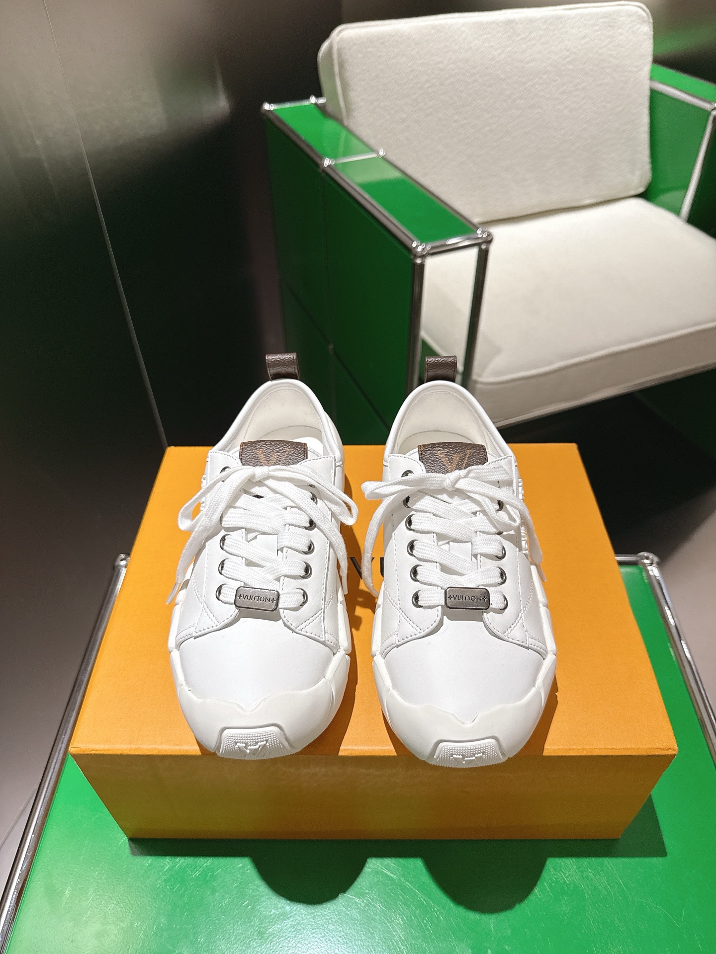 NO:484737,LV Bubble Cloud Shoes Casual Sports Shoes Bubble Cloud Shoes The feeling of walking in the clouds futuristic design versatile and eye-catching Paired with LV Monogram embossing Technology and luxury coexist High-enhancing sole Invisible and elongated legs The thick sole has its own height-enhancing effect, but the shoe shape is smooth and not bulky Small girls can easily control the imported calfskin on the upper, inner sheepskin Tpu original material Size 35-40 (40 customized), casual shoes/sports shoes, louis vuitton, sneakers, cowhide, sheepskin19860909LV Bubble 气泡 云朵鞋 休闲运动鞋  Bubble 云朵鞋 漫步云端的感觉 未来感设计 百搭又吸睛 搭配LV Monogram压纹 科技感与奢华感并存 增高鞋底 隐形拉长腿型 厚底设计自带增高效果 但鞋型流畅不笨重 小个子女生 能轻松驾驭鞋面进口小牛皮 内里羊皮 Tpu原版材料 码数35-40（40订做）,休闲鞋/运动鞋,louis vuitton,sneakers,cowhide,sheepskin,Women's Shoes