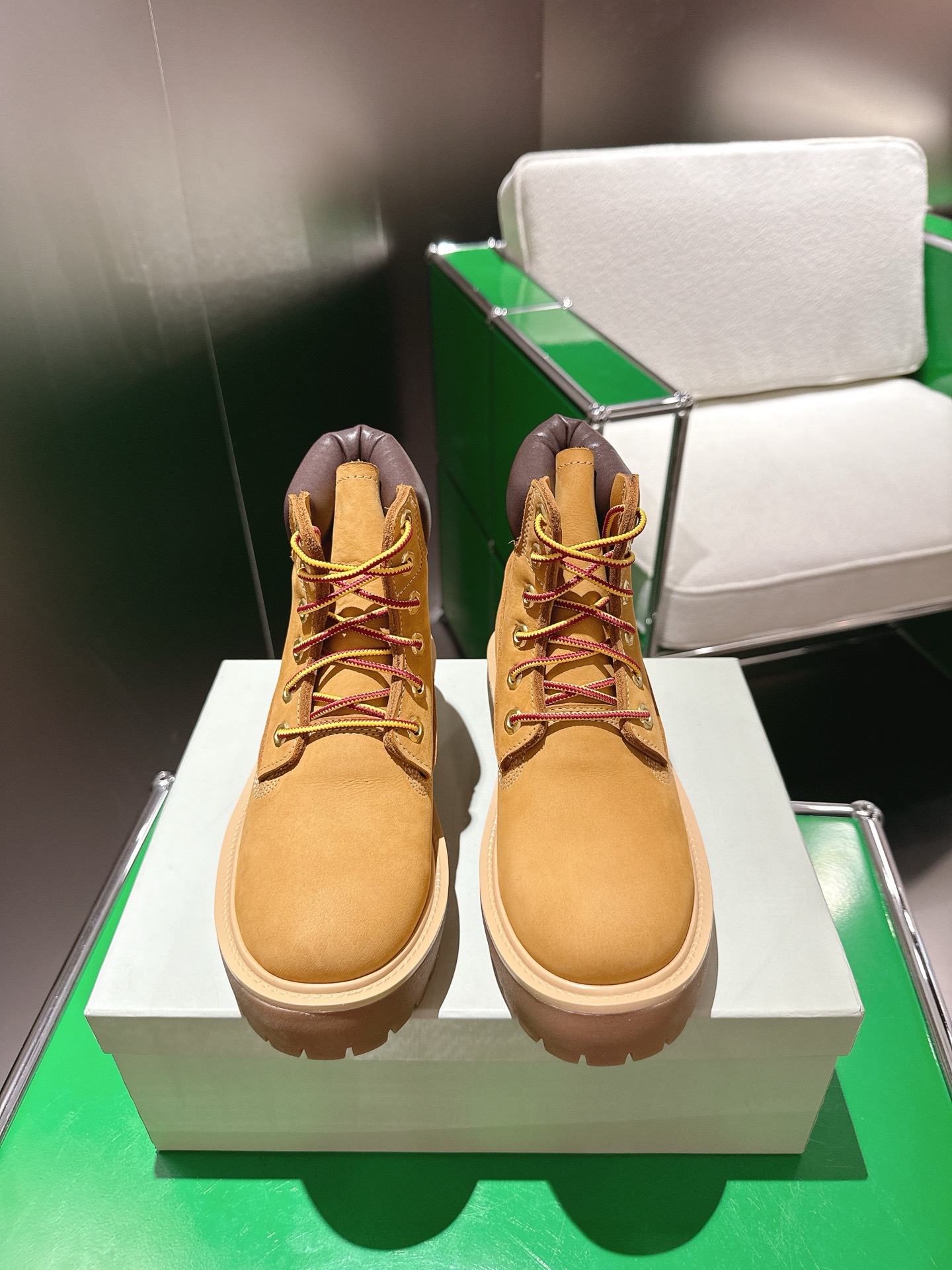 NO:484748,Timberland's latest classic thick-soled Hornet Martin boots. Classics never go out of date!  It is durable and versatile, and it is a must-have item with cow pants!  The upper is made of original waterproof Niubago leather surface, which is excellent in waterproof and heat-insulating and breathable. The connection technology between the bottom and the leather surface is injection molding, so it achieves seamless connection and is extremely durable. The previous life of the big yellow boot was a lumberjack outdoor work boot for European and American lumberjacks, so it has various functions such as warmth, foot protection, waterproof, anti-slip, and wear resistance, so it is truly impossible to kick!  The upper is made of top layer cowhide, inner foot padded sheepskin, original open molded beef tendon sole!  Anti-slip and wear-resistant!  Number of sizes: 35-40 (40 custom made without return or exchange), boots, loafers, boots, cowhide, sheepskin19860909Timberland天伯伦 最新经典厚底大黄蜂马丁靴 经典永不过时！耐穿百搭,搭配牛子裤必备单品！ 鞋面采用原版特制防水处理的牛巴戈皮面防水与保温透气效果都极佳 底部与皮面连接技术为射出注塑,因此达到无缝连接,并且极度耐穿 大黄靴的前生为欧美的伐木工人户外作业用靴,因此兼具保暖,护脚,防水,防滑,耐磨等多种功能,真正做到踢不烂！ 鞋面采用头层牛皮 内里垫脚羊皮 原版开模牛筋大底！防滑耐磨！ 码数:35-40（40定做不退换）,靴子乐福鞋,loafers,boots,cowhide,sheepskin,Women's Shoes