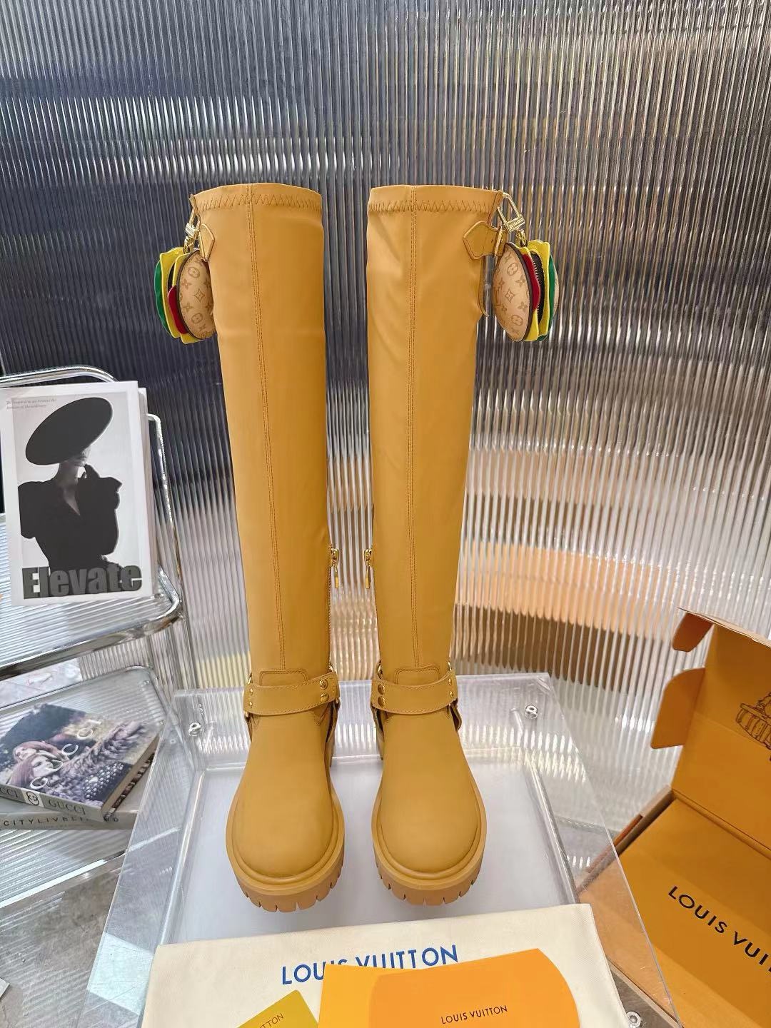 NO:484744,Top version Hamburg LvX Timberland co-branded model, the first choice for international fashion show. The same model for men and women. Exclusive mold opening, the original one-to-one replica. The hamburger packaging decoration can hold keys and headphones. The upper is made of master-grade cowhide, inner sheepskin, and the sole is super light design. It is equipped with Timbenrland hardware buckle. Color bright edge beads, pure black matte. Desert yellow, women's size 35-41, men's size 39-45., boots, louis vuitton, boots, cowhide, sheepskin19860909顶级版本 汉堡LvXTimberland联名款 国际时尚走秀首选版.男女同款..独家开模,原版一比一复刻.汉堡包装饰可放钥匙和耳机. 鞋面采用大师级头层牛皮.内里羊皮.大底超轻设计.配有Timbenrland五金扣.颜色亮光开边珠,纯黑磨砂.沙漠黄,女码35-41 男码39-45.,靴子,louis vuitton,boots,cowhide,sheepskin,Women's Shoes