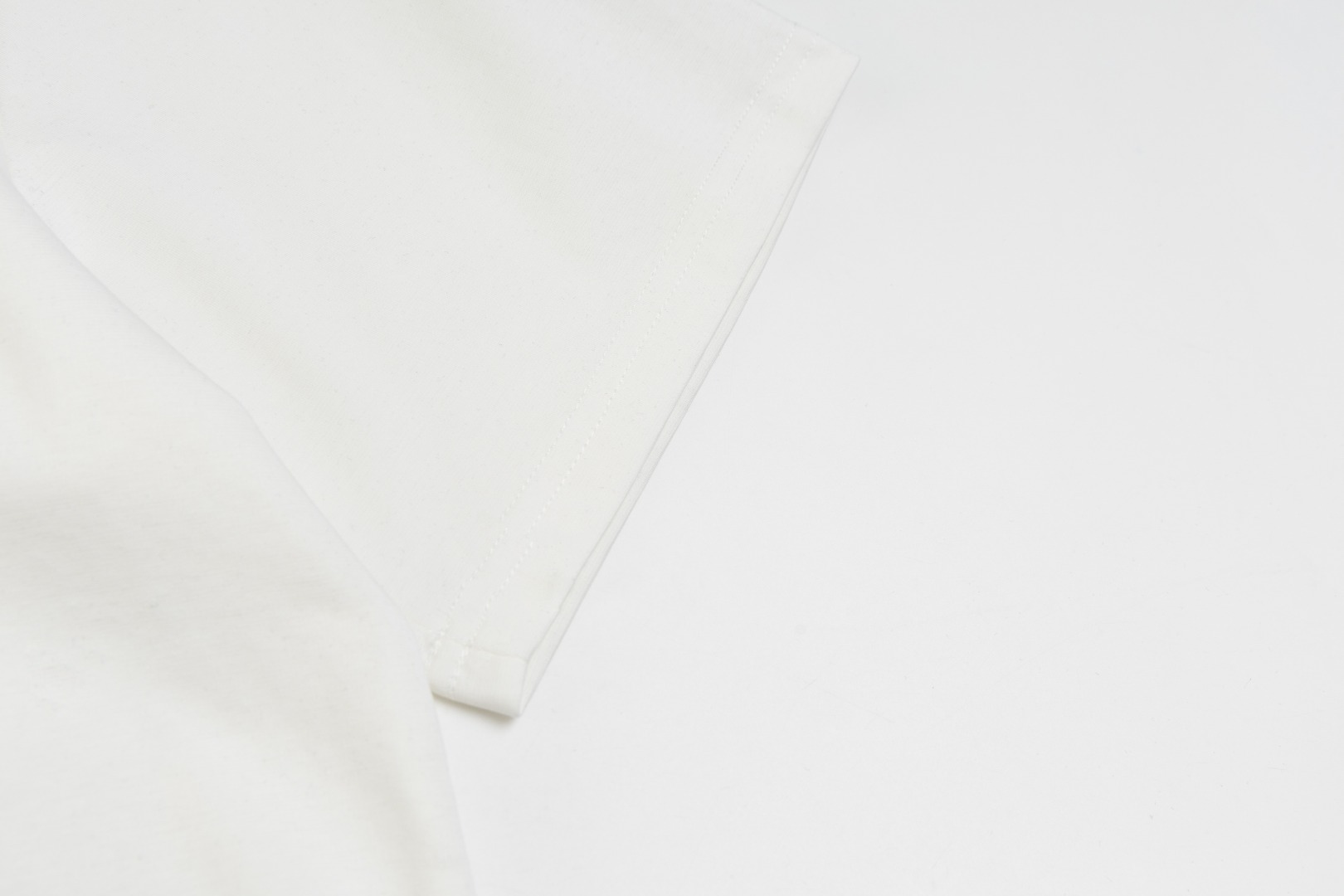 Moncler 2025 Spring/Summer Short Sleeve T-Shirt with 3D Logo Print 6 o 1ifmfdckt1lqi13r81sbm12fh1ibc4