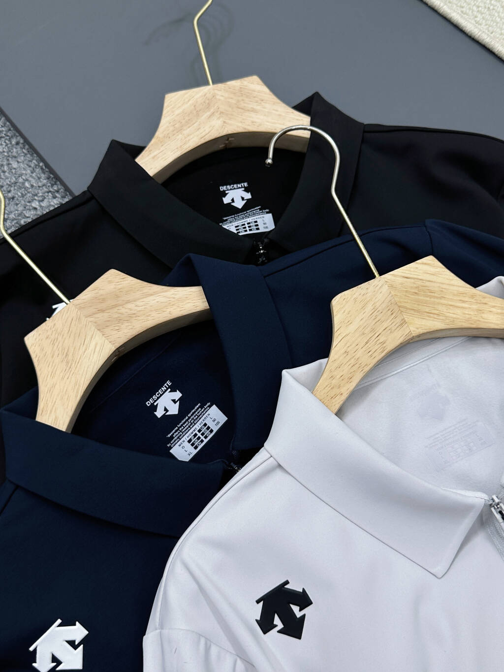 💰158包邮-可售后到2月8号
DESCENTEGOLF迪桑特高尔夫PRO男士半拉链弹力长袖POLO衫
男式经典长袖POLO衫。使用POLARTEC双面弹力抓绒面料制作，触感柔软，弹性丰富，能在高强度和长时间的拉伸运动中抵抗更多磨损，以舒适的体感和恰如其分的弹性，回应身心感知，让运动与生活时刻皆自在。半拉链设计，更显舒适百搭
颜色：黑色 浅灰 藏青 
尺码：M - 4XL