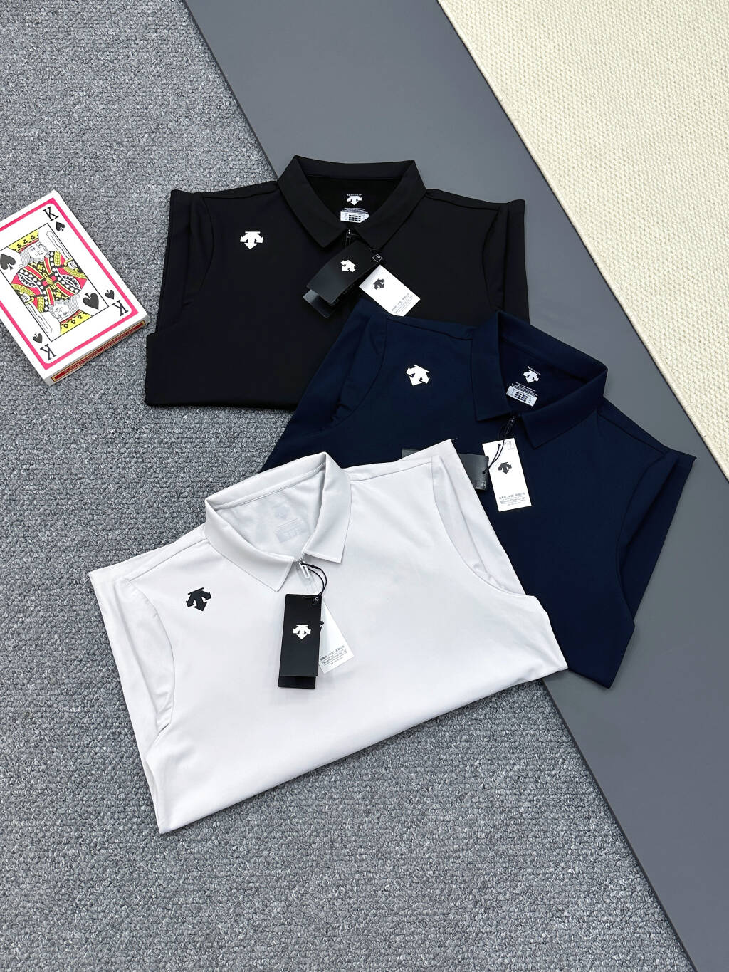 💰158包邮-可售后到2月8号
DESCENTEGOLF迪桑特高尔夫PRO男士半拉链弹力长袖POLO衫
男式经典长袖POLO衫。使用POLARTEC双面弹力抓绒面料制作，触感柔软，弹性丰富，能在高强度和长时间的拉伸运动中抵抗更多磨损，以舒适的体感和恰如其分的弹性，回应身心感知，让运动与生活时刻皆自在。半拉链设计，更显舒适百搭
颜色：黑色 浅灰 藏青 
尺码：M - 4XL