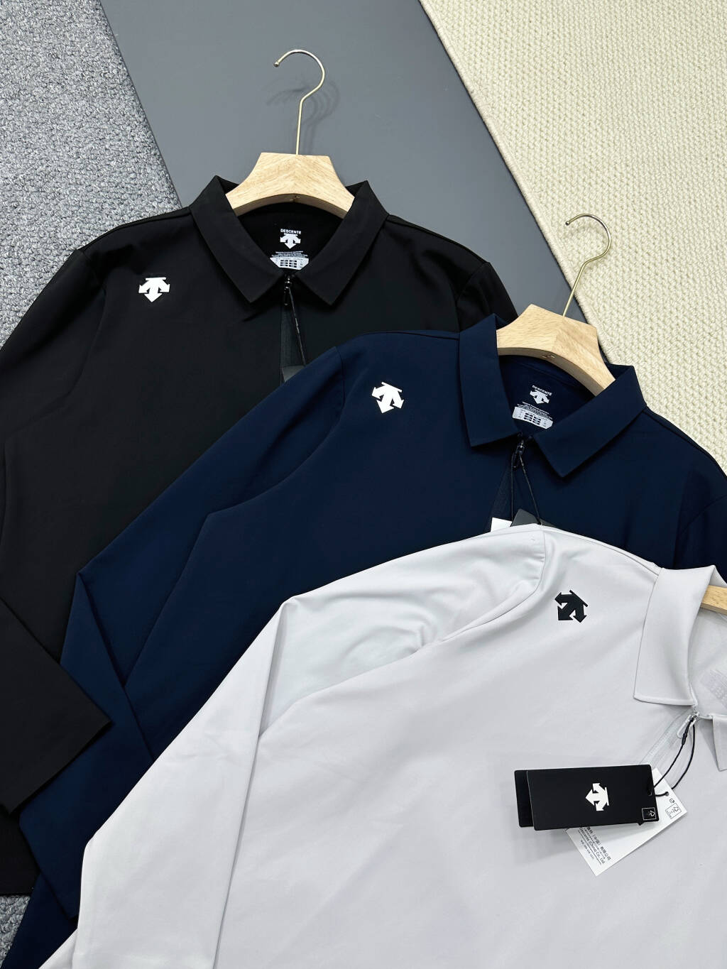 💰158包邮-可售后到2月8号
DESCENTEGOLF迪桑特高尔夫PRO男士半拉链弹力长袖POLO衫
男式经典长袖POLO衫。使用POLARTEC双面弹力抓绒面料制作，触感柔软，弹性丰富，能在高强度和长时间的拉伸运动中抵抗更多磨损，以舒适的体感和恰如其分的弹性，回应身心感知，让运动与生活时刻皆自在。半拉链设计，更显舒适百搭
颜色：黑色 浅灰 藏青 
尺码：M - 4XL