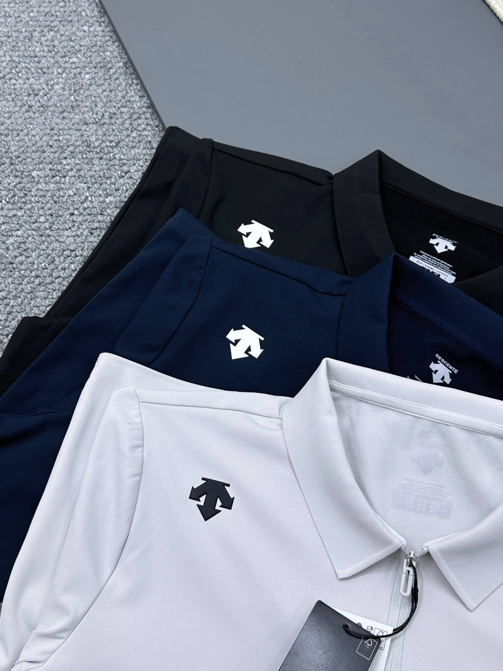 💰158包邮-可售后到2月8号
DESCENTEGOLF迪桑特高尔夫PRO男士半拉链弹力长袖POLO衫
男式经典长袖POLO衫。使用POLARTEC双面弹力抓绒面料制作，触感柔软，弹性丰富，能在高强度和长时间的拉伸运动中抵抗更多磨损，以舒适的体感和恰如其分的弹性，回应身心感知，让运动与生活时刻皆自在。半拉链设计，更显舒适百搭
颜色：黑色 浅灰 藏青 
尺码：M - 4XL