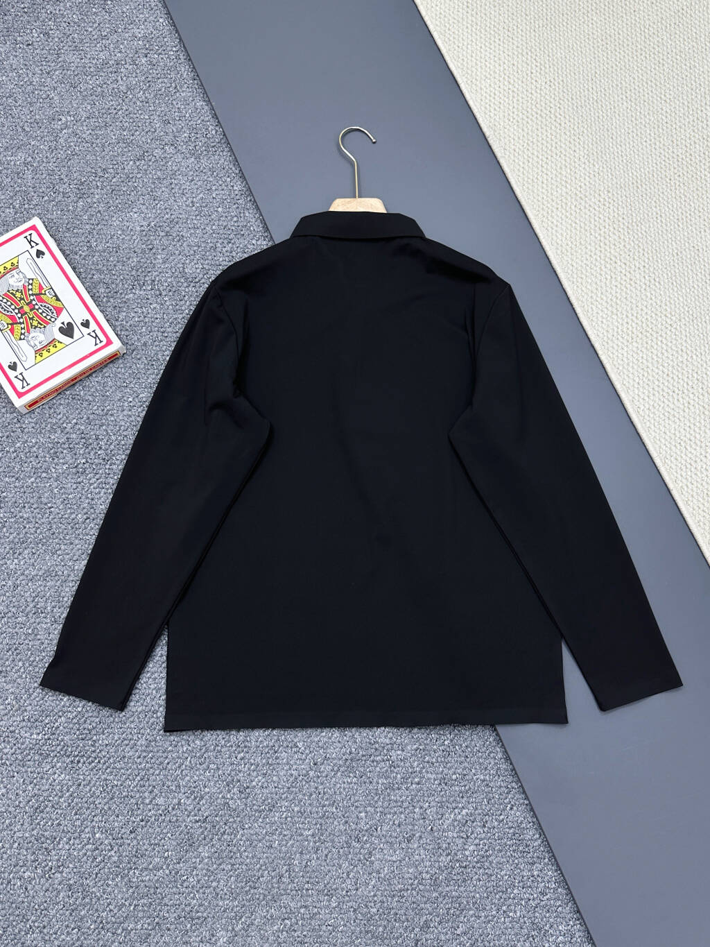 💰158包邮-可售后到2月8号
DESCENTEGOLF迪桑特高尔夫PRO男士半拉链弹力长袖POLO衫
男式经典长袖POLO衫。使用POLARTEC双面弹力抓绒面料制作，触感柔软，弹性丰富，能在高强度和长时间的拉伸运动中抵抗更多磨损，以舒适的体感和恰如其分的弹性，回应身心感知，让运动与生活时刻皆自在。半拉链设计，更显舒适百搭
颜色：黑色 浅灰 藏青 
尺码：M - 4XL