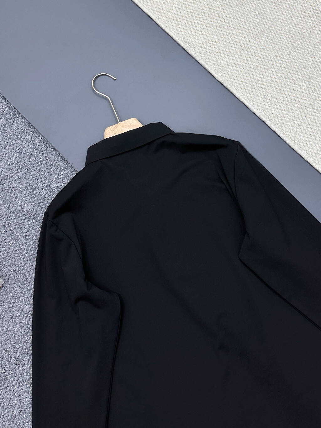 💰158包邮-可售后到2月8号
DESCENTEGOLF迪桑特高尔夫PRO男士半拉链弹力长袖POLO衫
男式经典长袖POLO衫。使用POLARTEC双面弹力抓绒面料制作，触感柔软，弹性丰富，能在高强度和长时间的拉伸运动中抵抗更多磨损，以舒适的体感和恰如其分的弹性，回应身心感知，让运动与生活时刻皆自在。半拉链设计，更显舒适百搭
颜色：黑色 浅灰 藏青 
尺码：M - 4XL