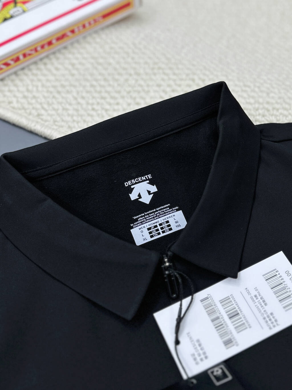 💰158包邮-可售后到2月8号
DESCENTEGOLF迪桑特高尔夫PRO男士半拉链弹力长袖POLO衫
男式经典长袖POLO衫。使用POLARTEC双面弹力抓绒面料制作，触感柔软，弹性丰富，能在高强度和长时间的拉伸运动中抵抗更多磨损，以舒适的体感和恰如其分的弹性，回应身心感知，让运动与生活时刻皆自在。半拉链设计，更显舒适百搭
颜色：黑色 浅灰 藏青 
尺码：M - 4XL