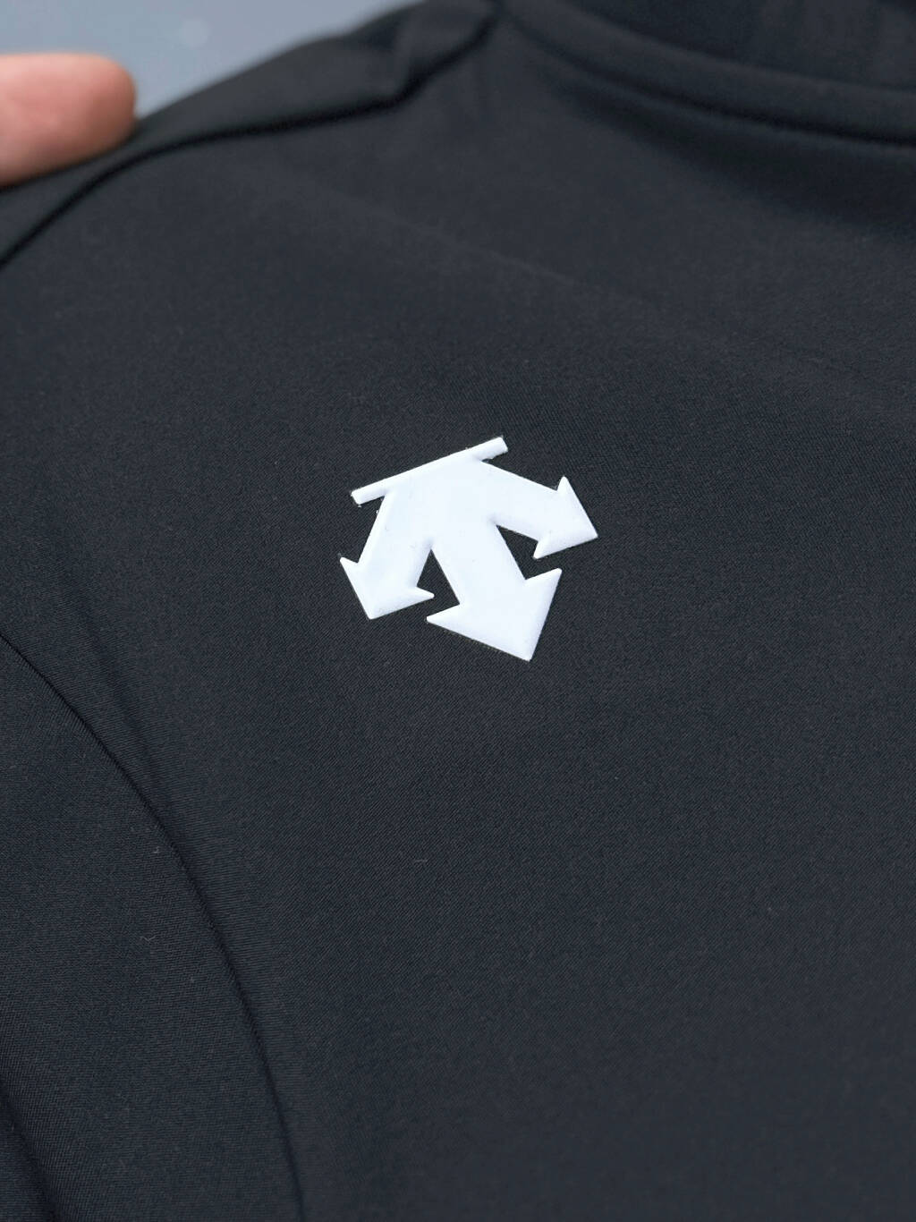 💰158包邮-可售后到2月8号
DESCENTEGOLF迪桑特高尔夫PRO男士半拉链弹力长袖POLO衫
男式经典长袖POLO衫。使用POLARTEC双面弹力抓绒面料制作，触感柔软，弹性丰富，能在高强度和长时间的拉伸运动中抵抗更多磨损，以舒适的体感和恰如其分的弹性，回应身心感知，让运动与生活时刻皆自在。半拉链设计，更显舒适百搭
颜色：黑色 浅灰 藏青 
尺码：M - 4XL