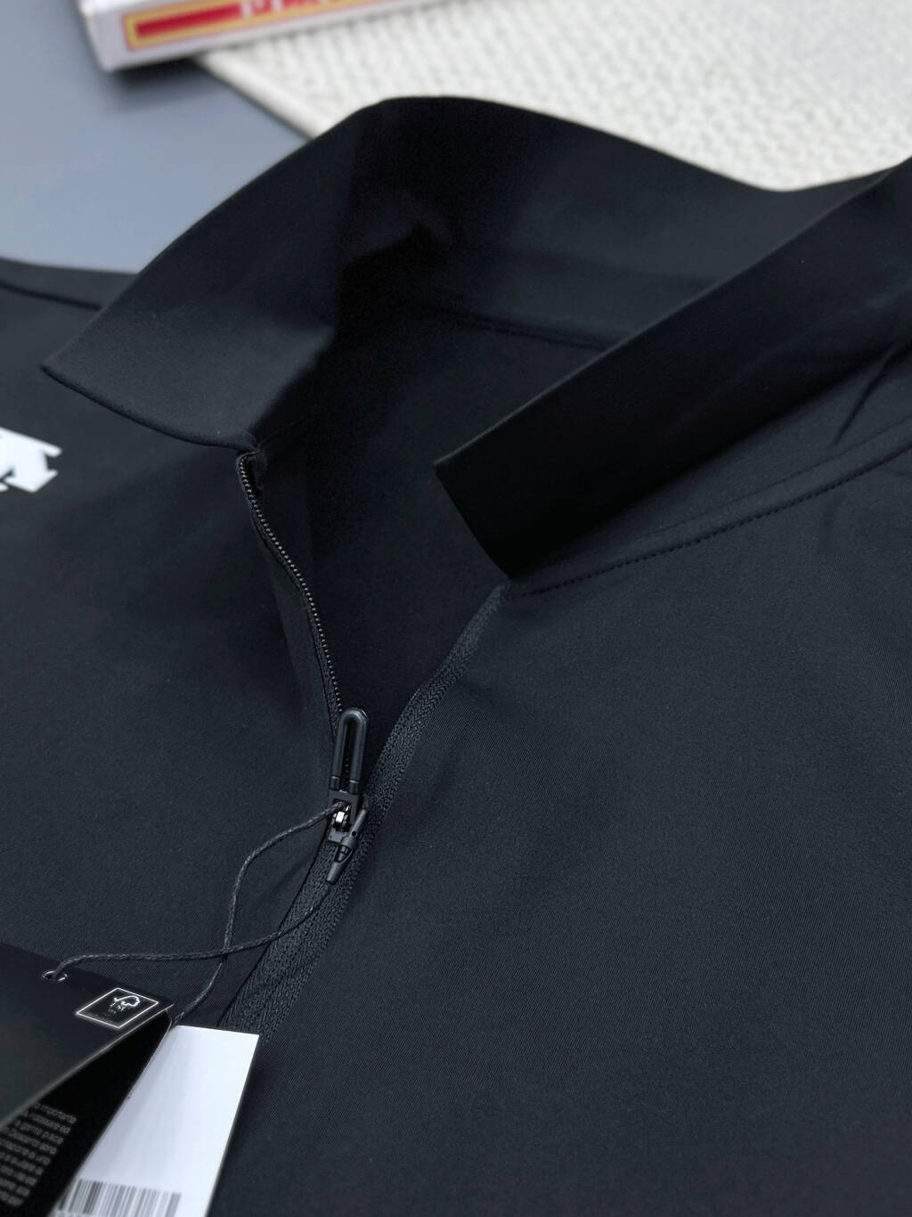 💰158包邮-可售后到2月8号
DESCENTEGOLF迪桑特高尔夫PRO男士半拉链弹力长袖POLO衫
男式经典长袖POLO衫。使用POLARTEC双面弹力抓绒面料制作，触感柔软，弹性丰富，能在高强度和长时间的拉伸运动中抵抗更多磨损，以舒适的体感和恰如其分的弹性，回应身心感知，让运动与生活时刻皆自在。半拉链设计，更显舒适百搭
颜色：黑色 浅灰 藏青 
尺码：M - 4XL