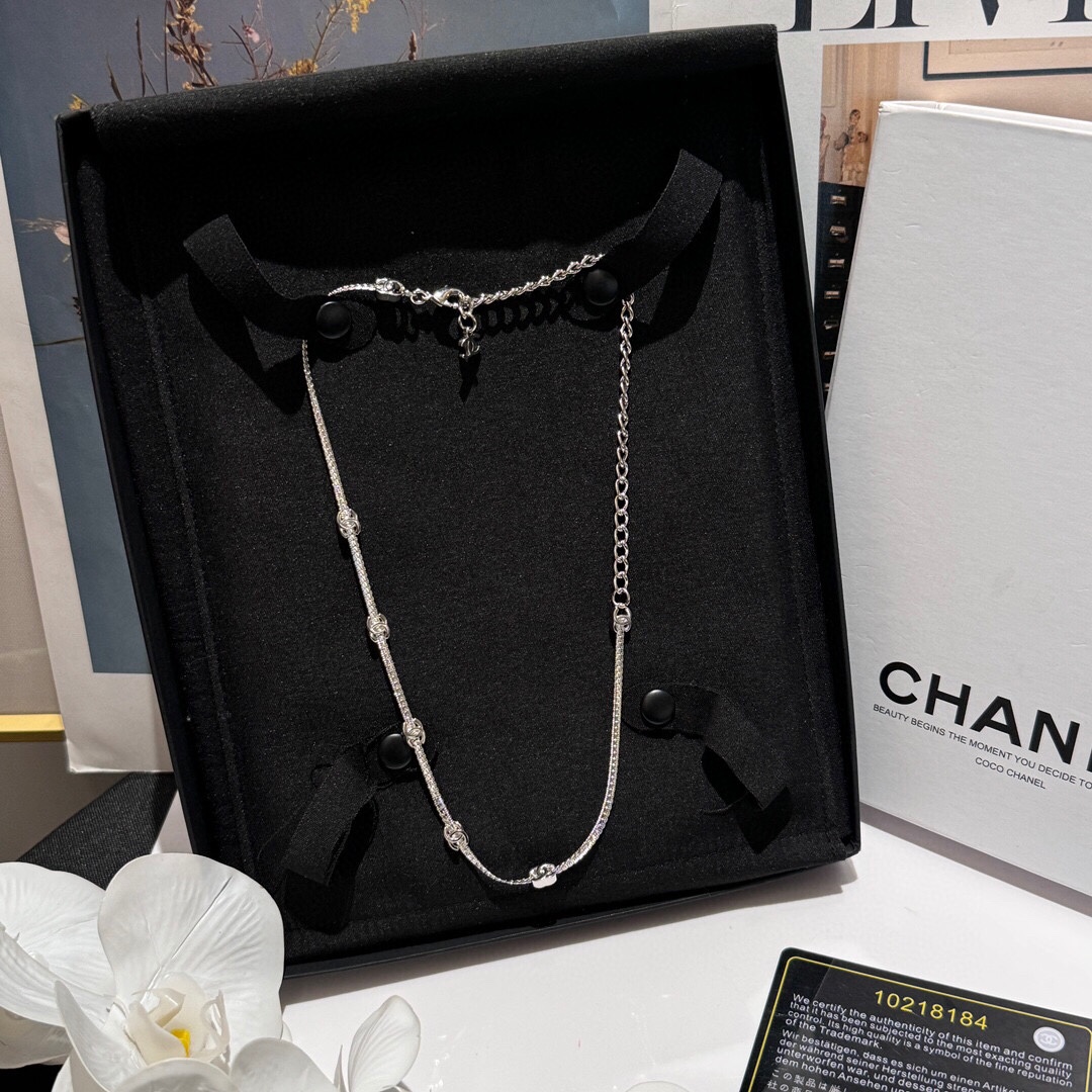 NO:104098,[New Product Sharing] @ 24 New Jewelry Silver Five Flowers Medium and Short Chain Casual Temperament Versatile Products, Chanel Necklace, Chanel, Necklace19860909【新品分享】 @ 24 新款首饰 银色 五花 中短链 休闲气质百搭单品,香奈儿项链,chanel,necklace,Jewelry